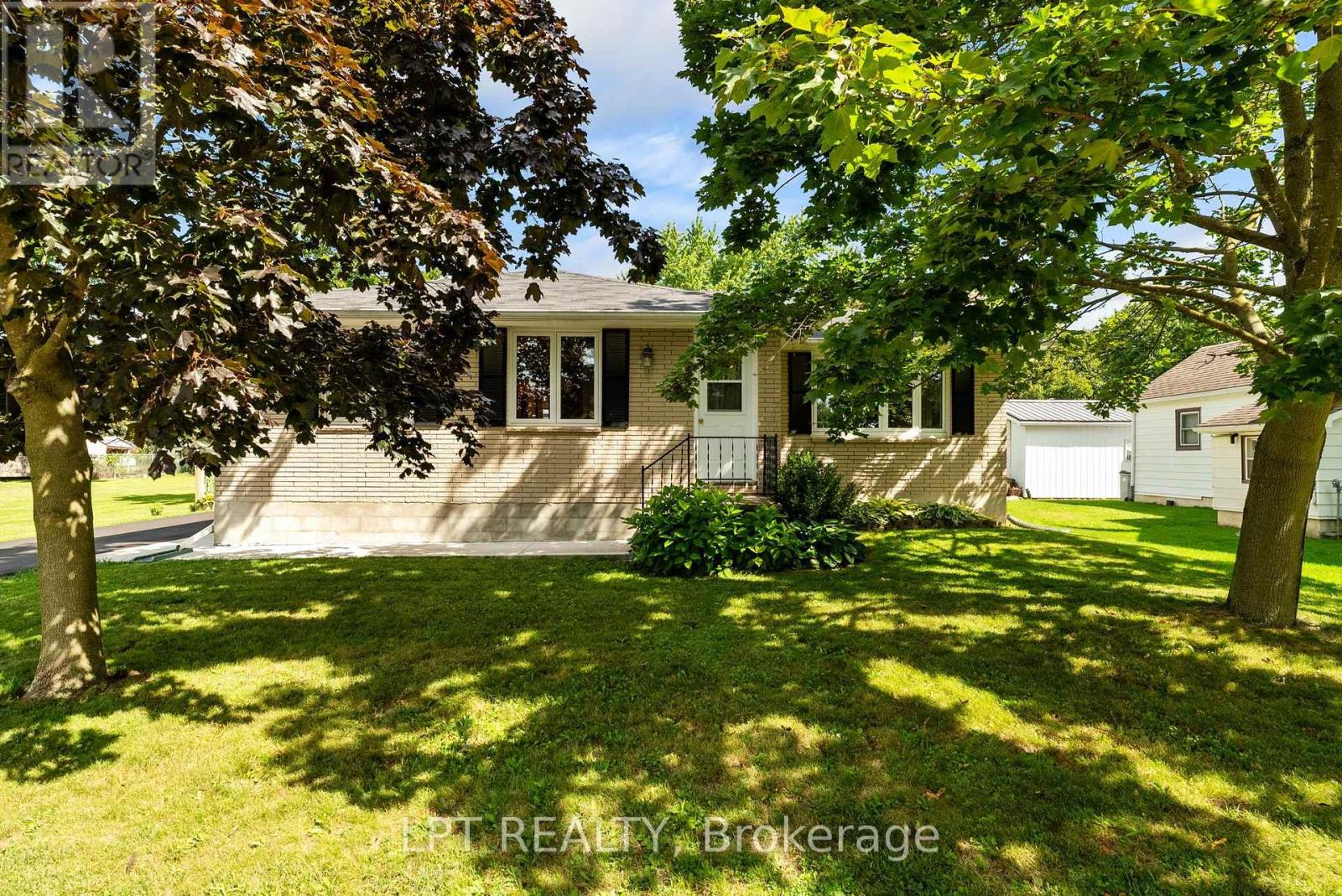 226 Tain Street, North Middlesex, Ontario  N0M 2K0 - Photo 3 - X13698658