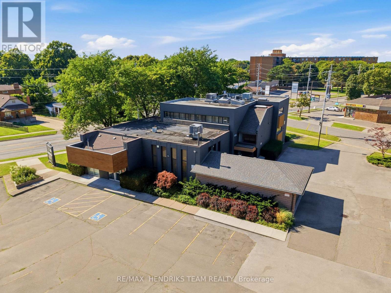 320 Vine Street, St. Catharines, Ontario  L2M 4T3 - Photo 2 - X13698716