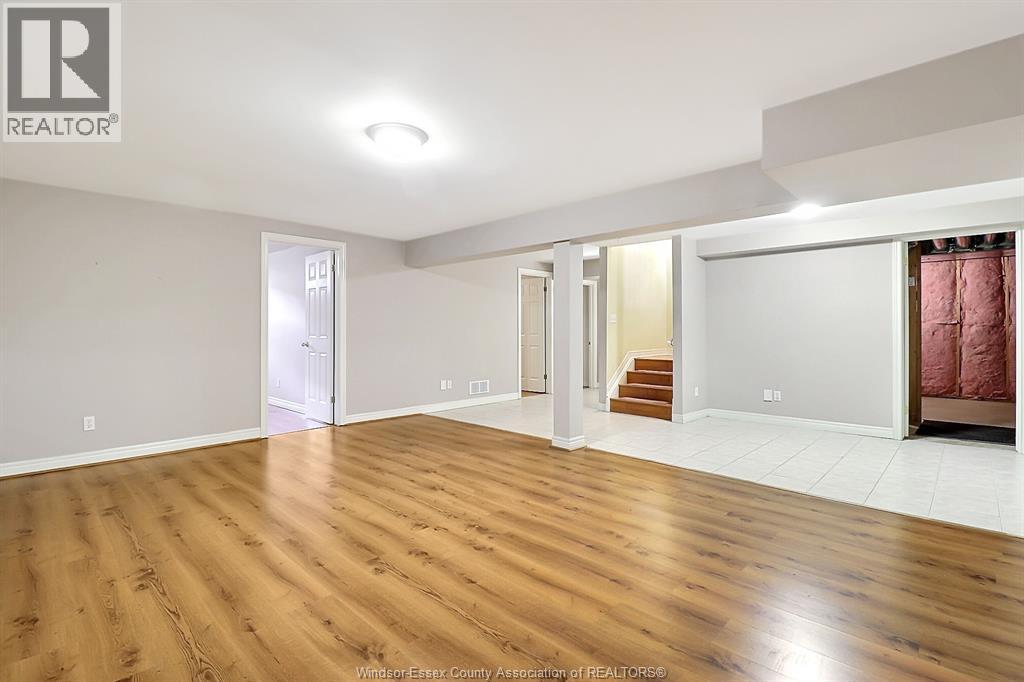 1099 Imperial Crescent, Windsor, Ontario  N9G 2T4 - Photo 31 - 26020401