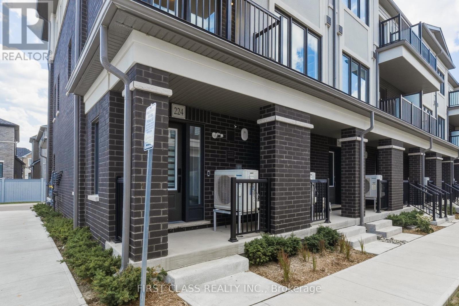 224 Matawin Lane, Richmond Hill, Ontario  L4B 0H8 - Photo 3 - N13698796