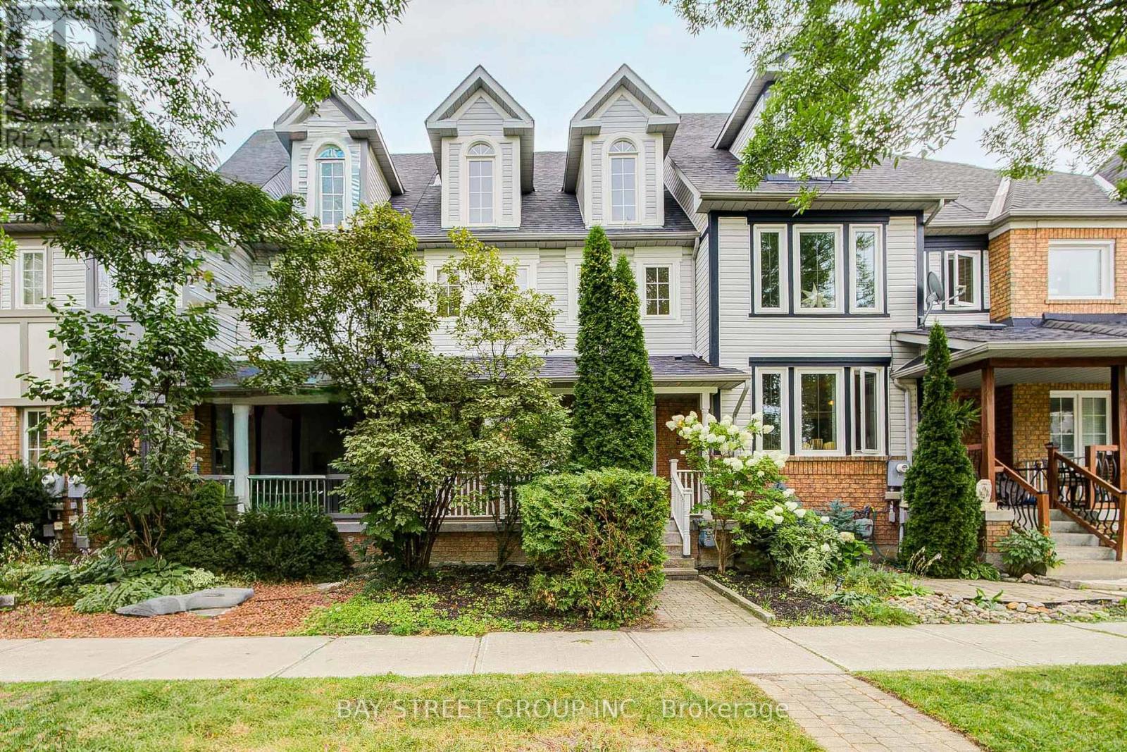 5 Luxton Avenue, Aurora, Ontario  L4G 7J5 - Photo 2 - N13698830