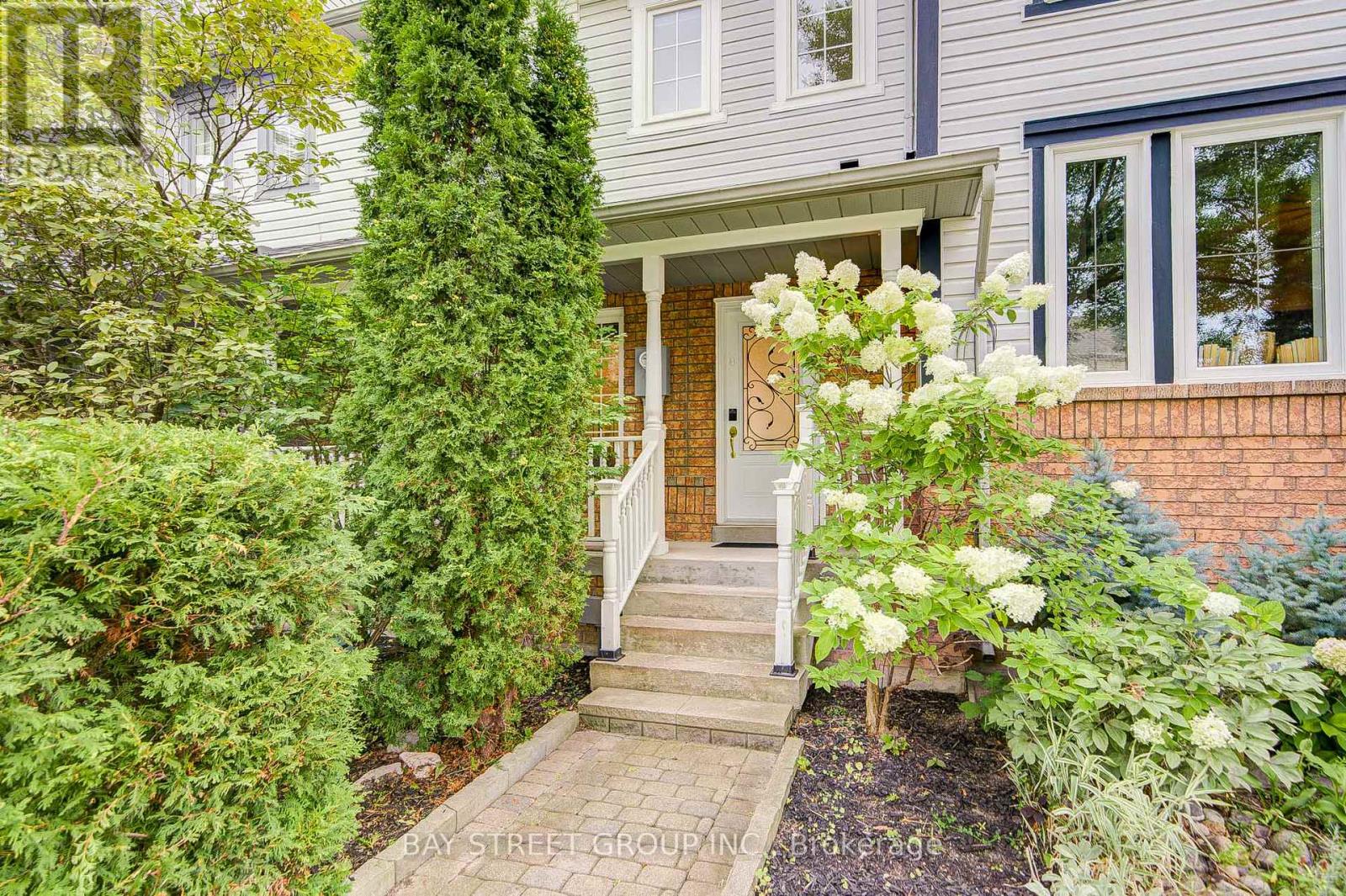 5 Luxton Avenue, Aurora, Ontario  L4G 7J5 - Photo 3 - N13698830
