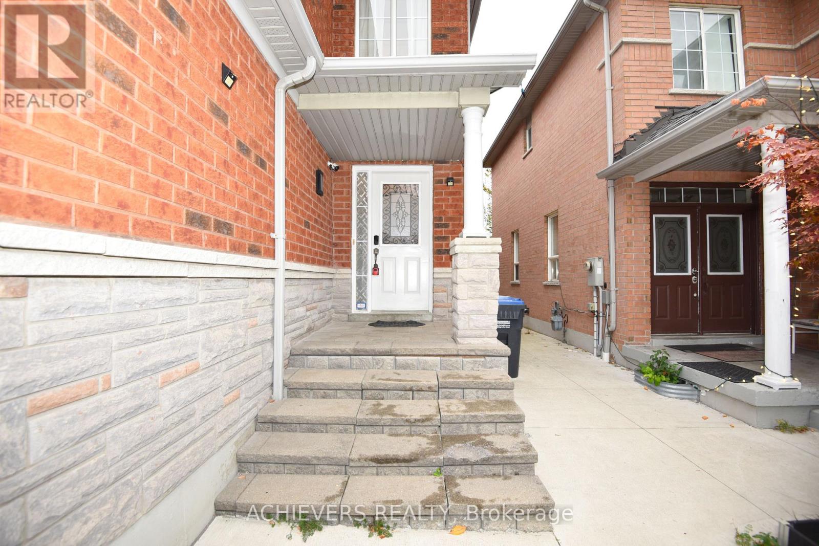 521 Navigator Drive, Mississauga, Ontario  L5W 1P5 - Photo 3 - W13698792