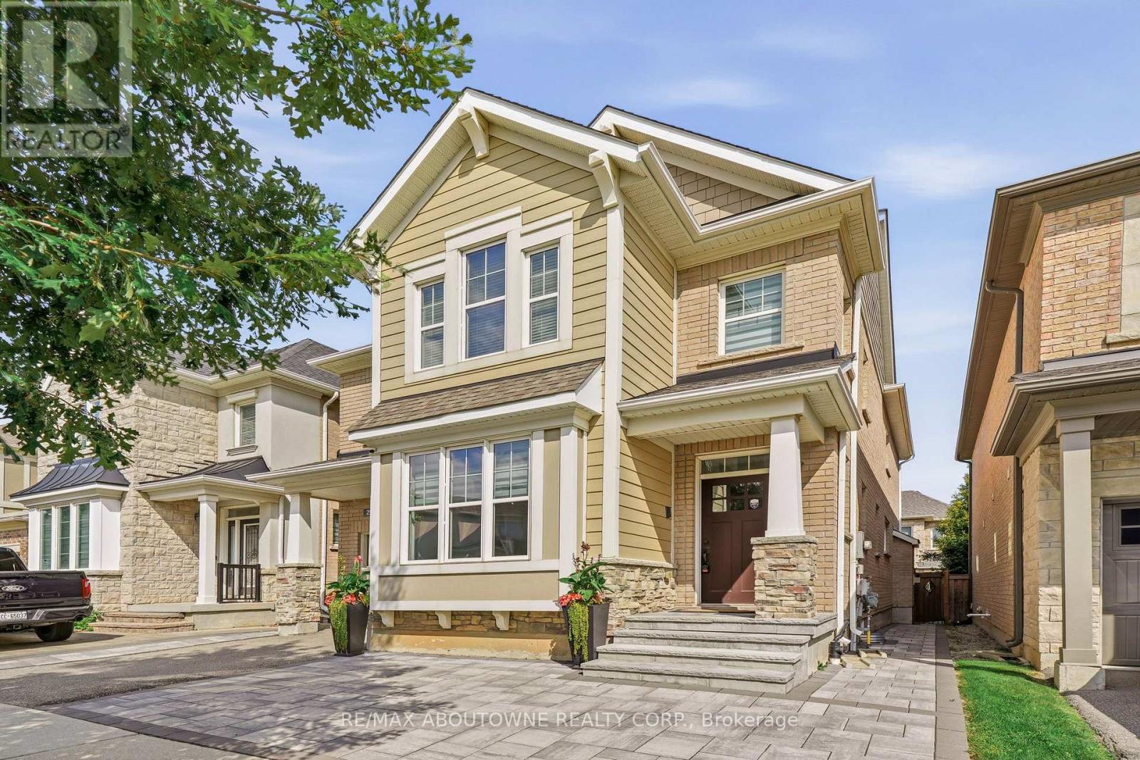 290 Wisteria Way, Oakville, Ontario  L6M 1L6 - Photo 2 - W13698862