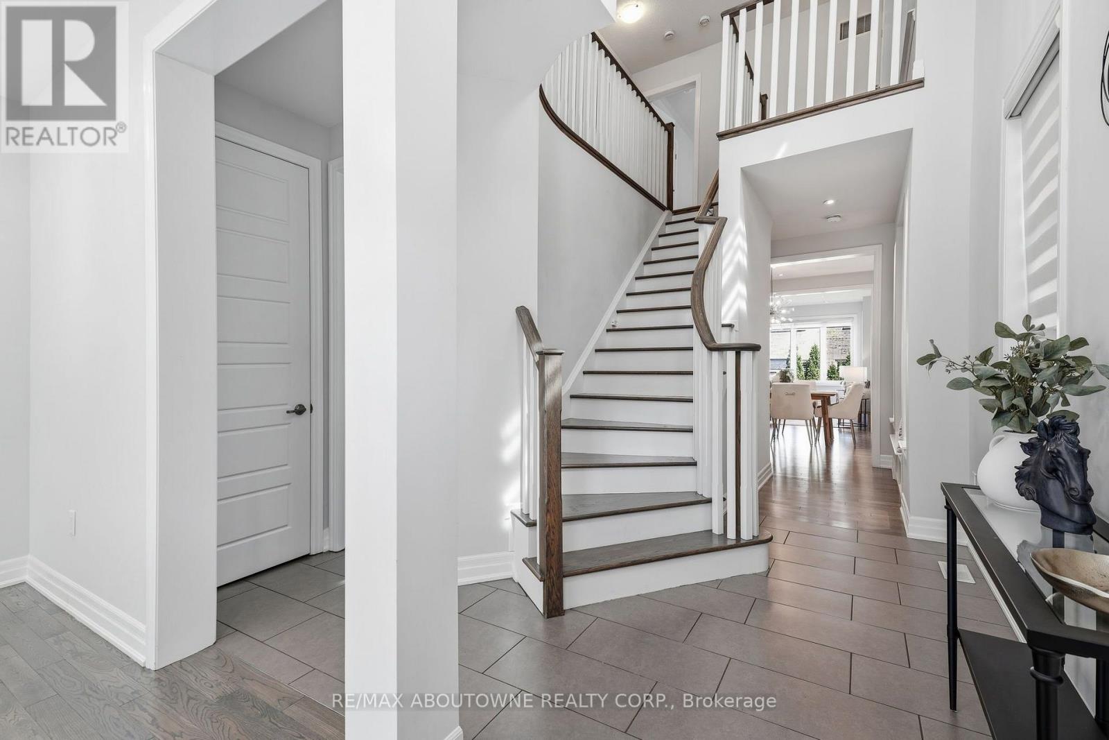 290 Wisteria Way, Oakville, Ontario  L6M 1L6 - Photo 7 - W13698862