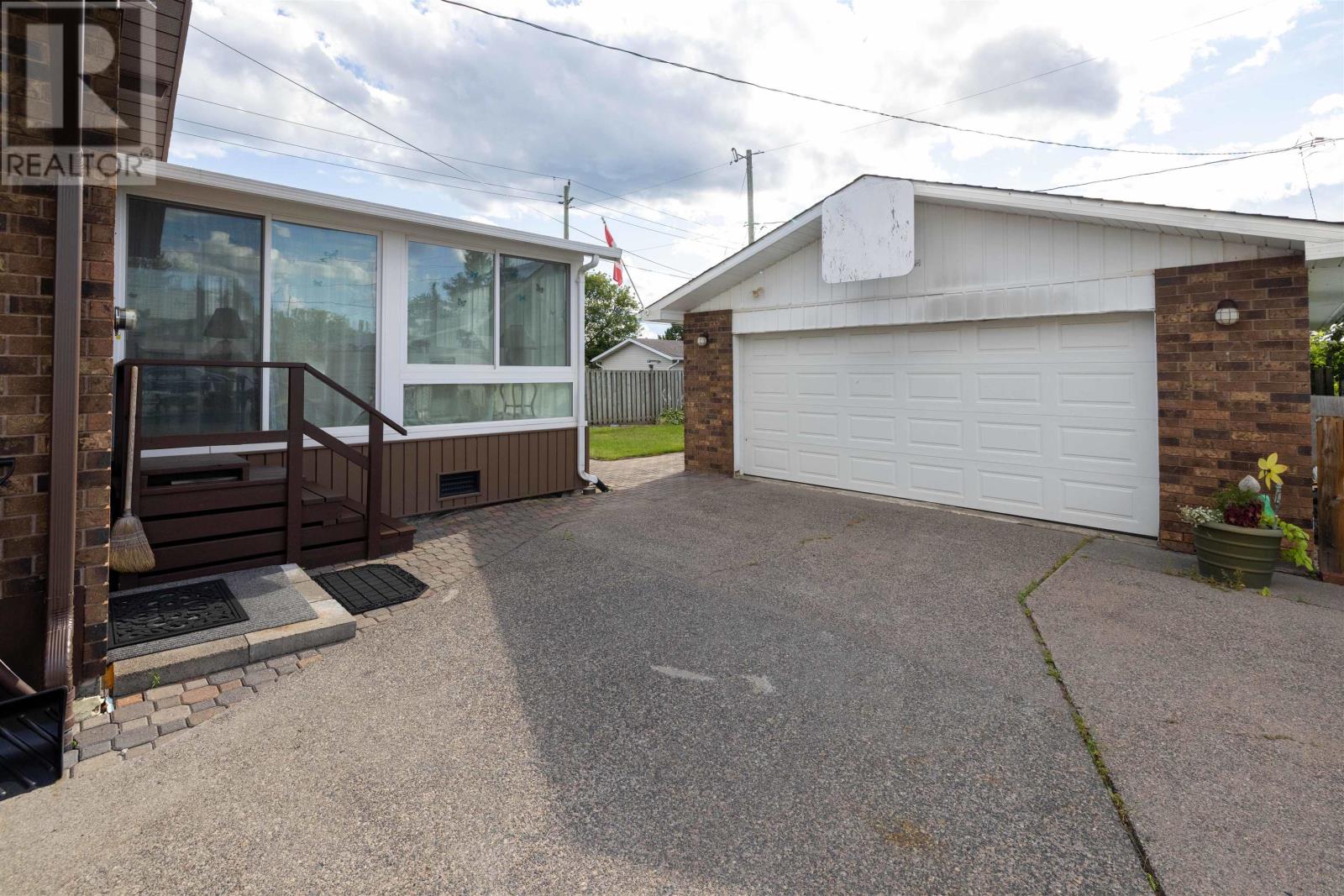 935 Crawford Pl, Thunder Bay, Ontario  P7E 3C8 - Photo 3 - TB2602356