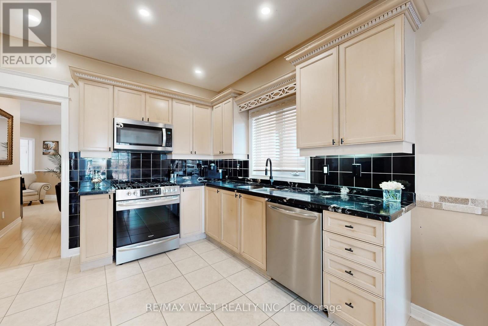 338 Mcbride Crescent, Newmarket, Ontario  L3X 2W3 - Photo 11 - N13596736