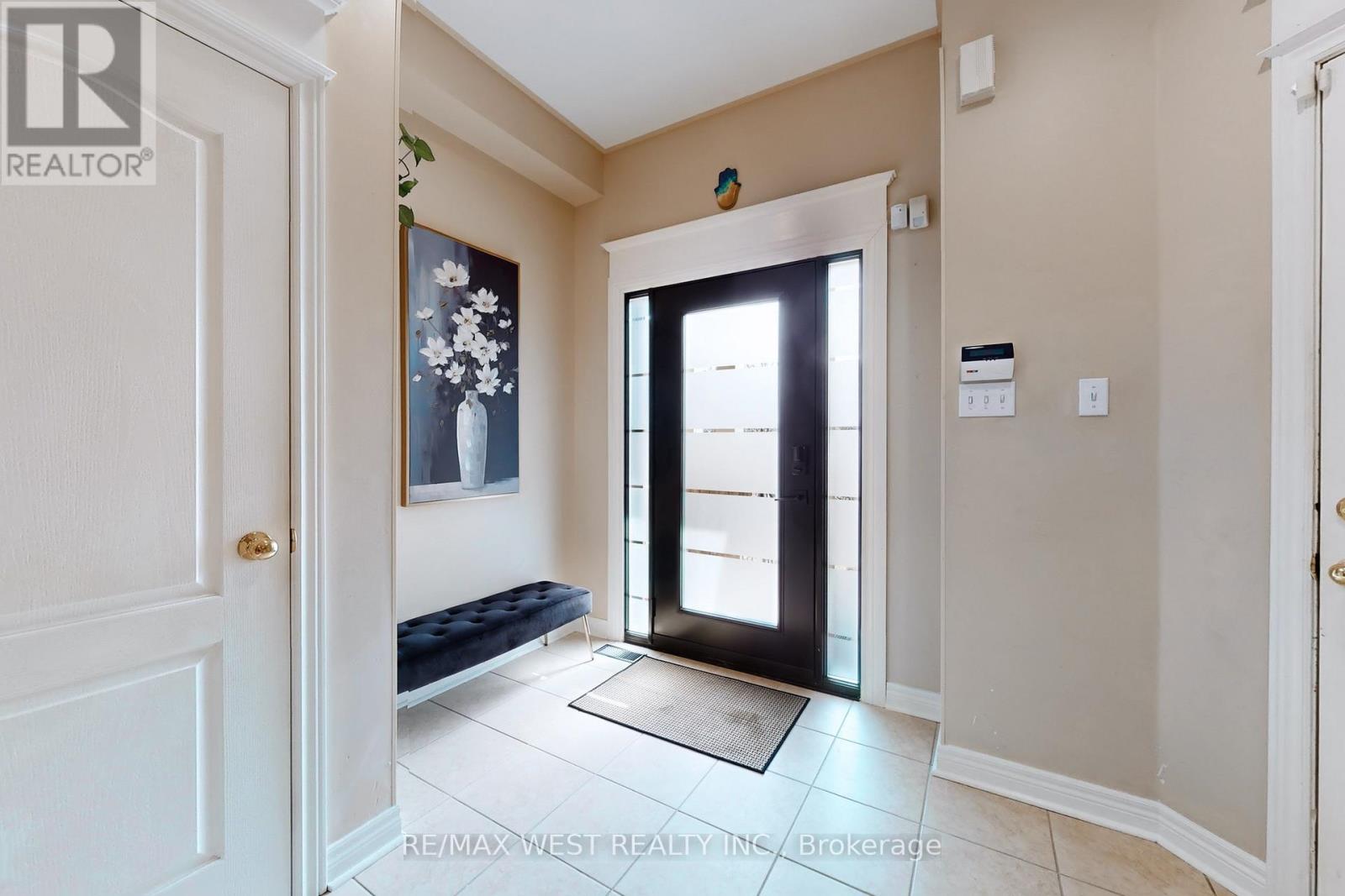338 Mcbride Crescent, Newmarket, Ontario  L3X 2W3 - Photo 4 - N13596736