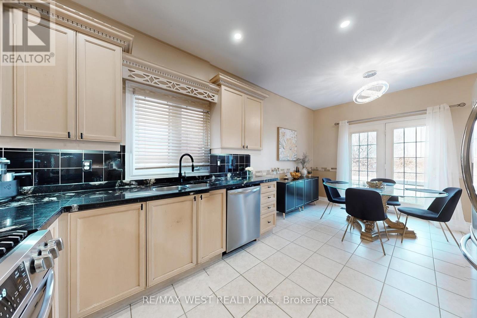 338 Mcbride Crescent, Newmarket, Ontario  L3X 2W3 - Photo 10 - N13596736