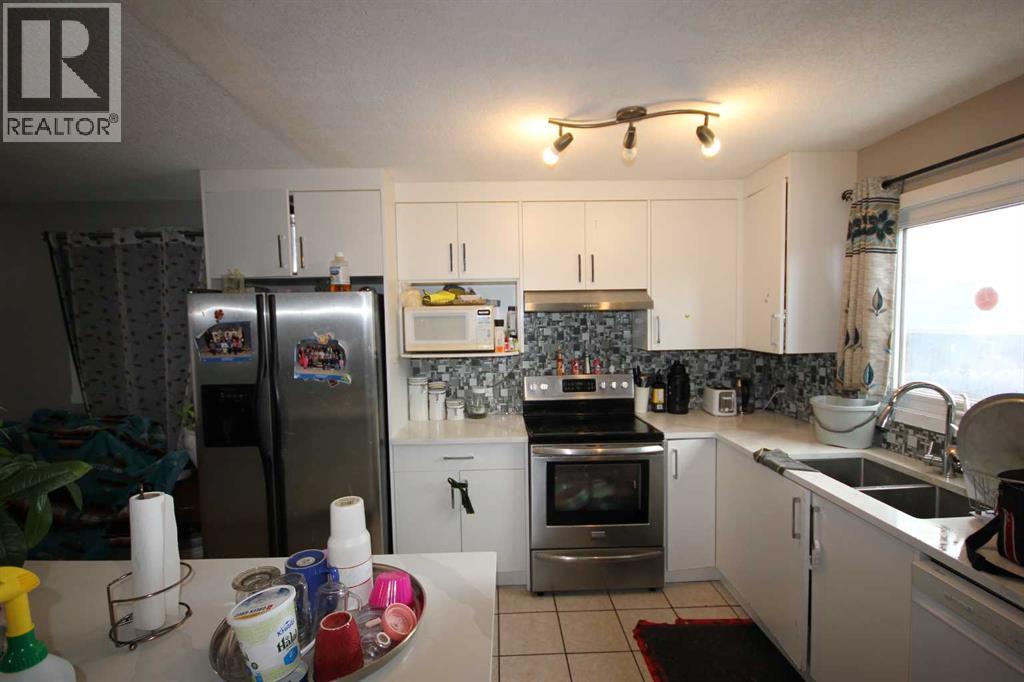 379 Falmere Road NE, Calgary, Alberta  T3J 2Z5 - Photo 3 - A2326447