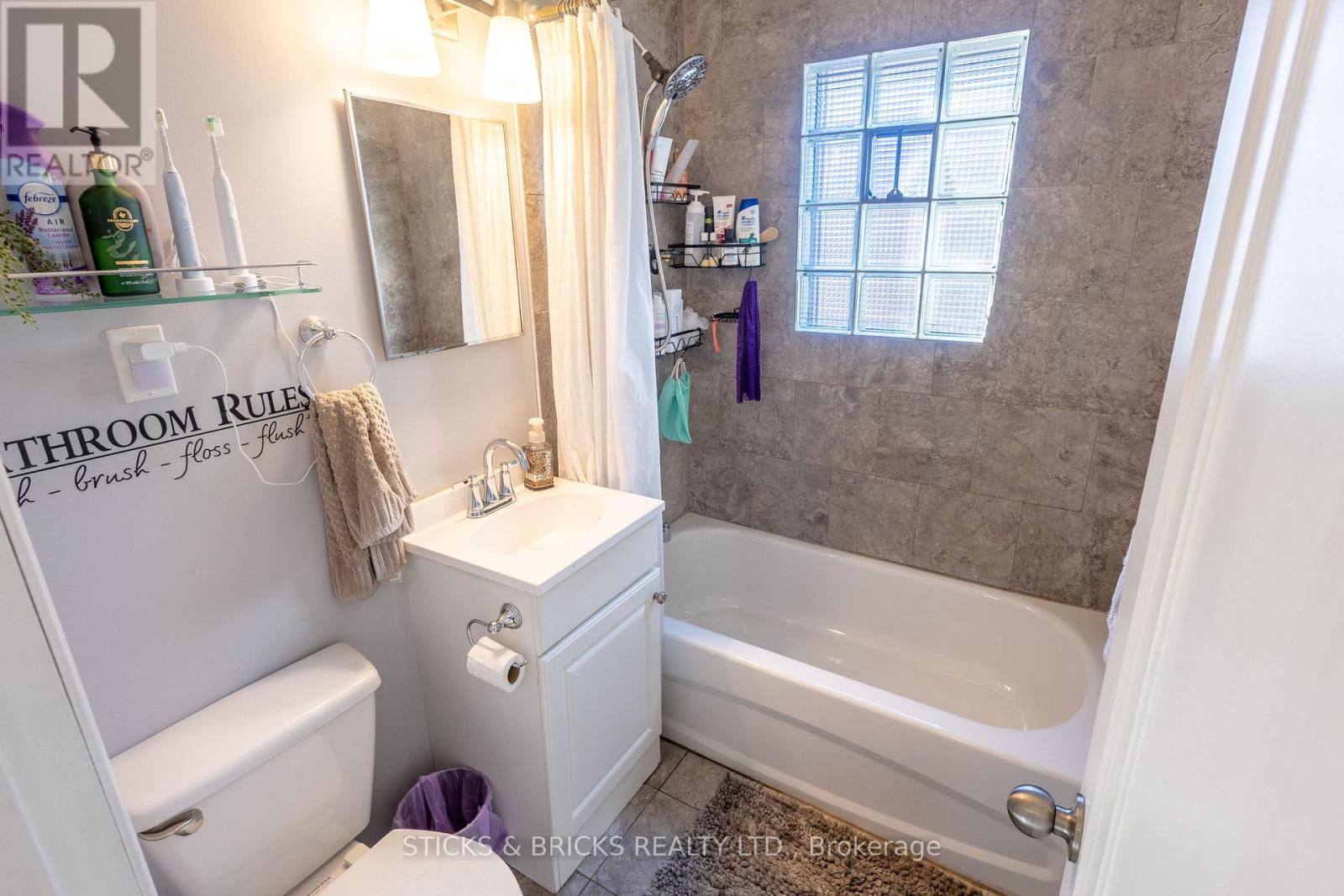 6088 Dorchester Road, Niagara Falls, Ontario  L2G 5T2 - Photo 12 - X13698948