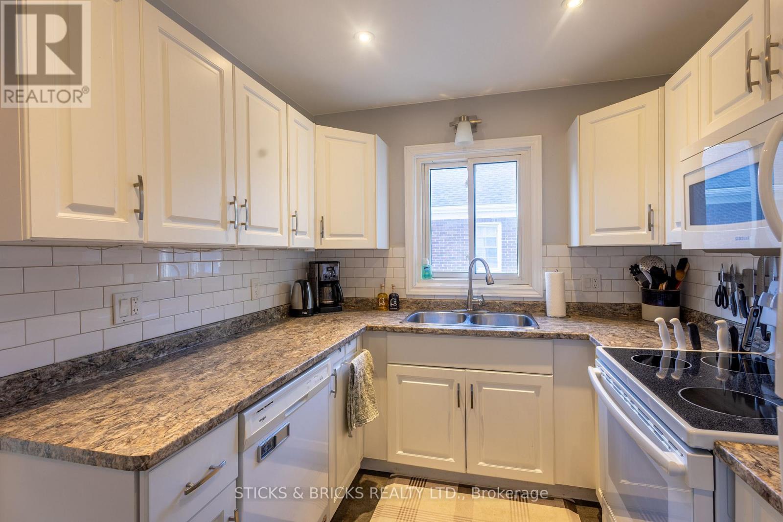6088 Dorchester Road, Niagara Falls, Ontario  L2G 5T2 - Photo 14 - X13698948