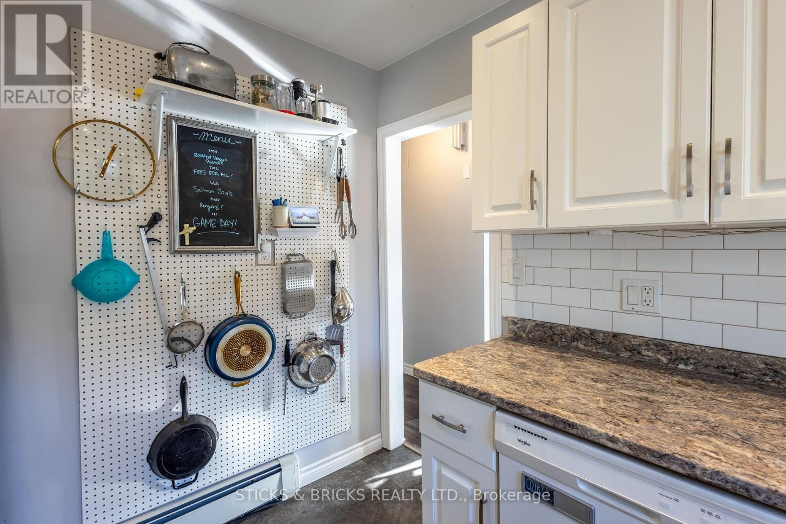6088 Dorchester Road, Niagara Falls, Ontario  L2G 5T2 - Photo 15 - X13698948
