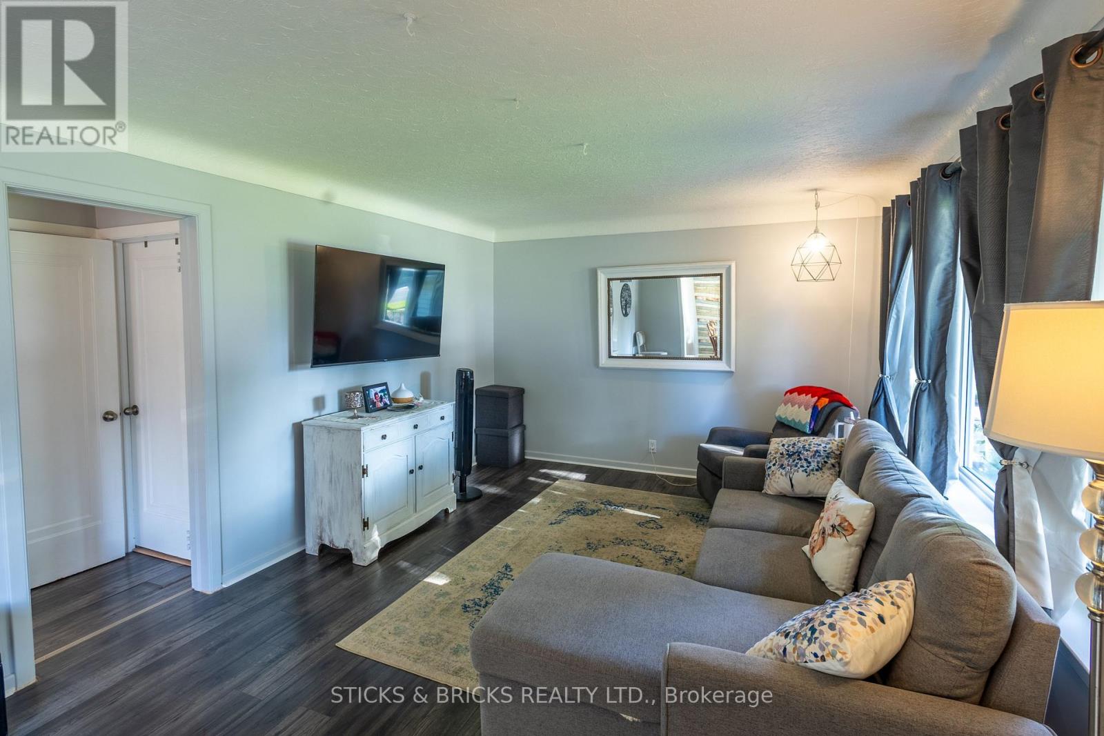 6088 Dorchester Road, Niagara Falls, Ontario  L2G 5T2 - Photo 8 - X13698948