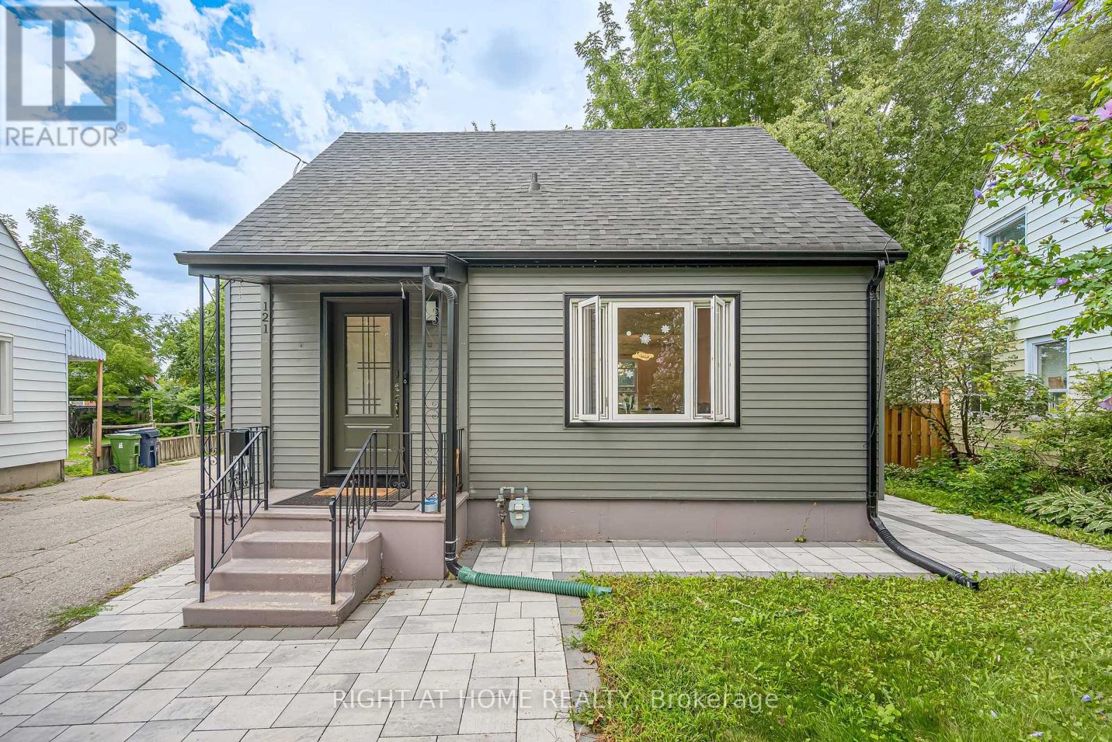 <div class="slider-price">$799,900</div><p>121 Hearst Circle, Toronto, Ontario</p>