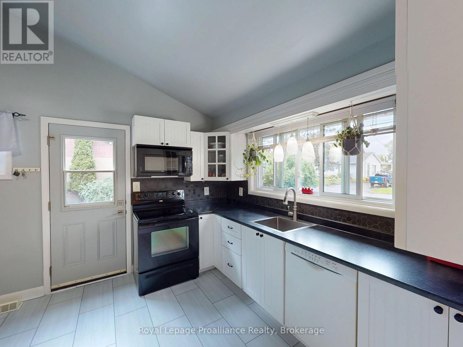 32 Glen Road, Belleville, Ontario  K8P 4G1 - Photo 11 - X13695056