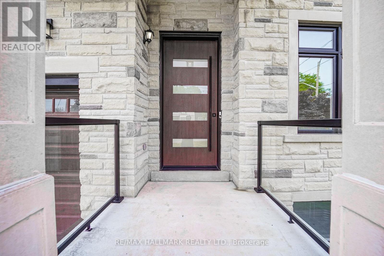 27 Sundridge Drive, Toronto, Ontario  M1L 2J4 - Photo 4 - E13699012