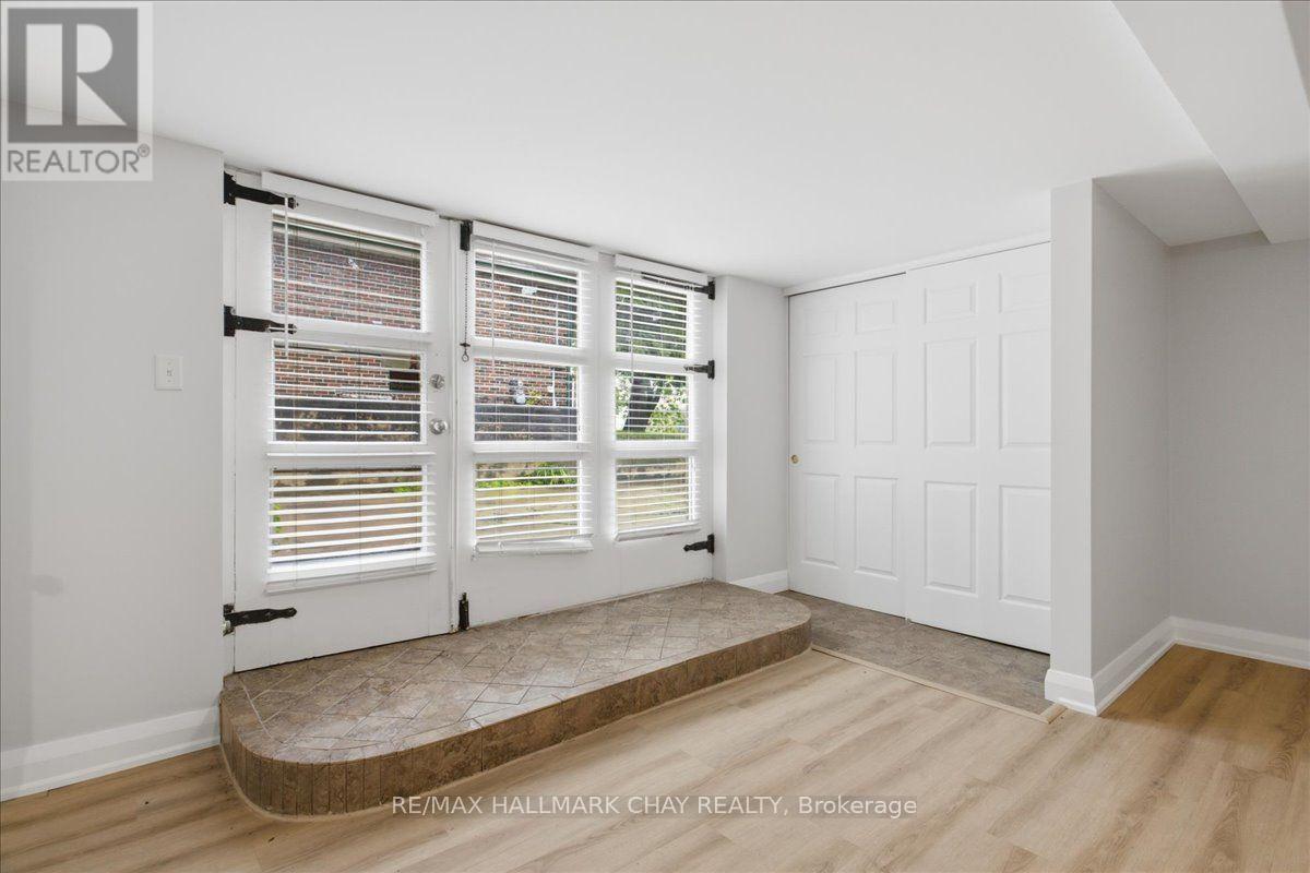 4 - 15 Parkside Drive, Barrie (Queen's Park), Ontario  L4N 1W7 - Photo 7 - S13699018