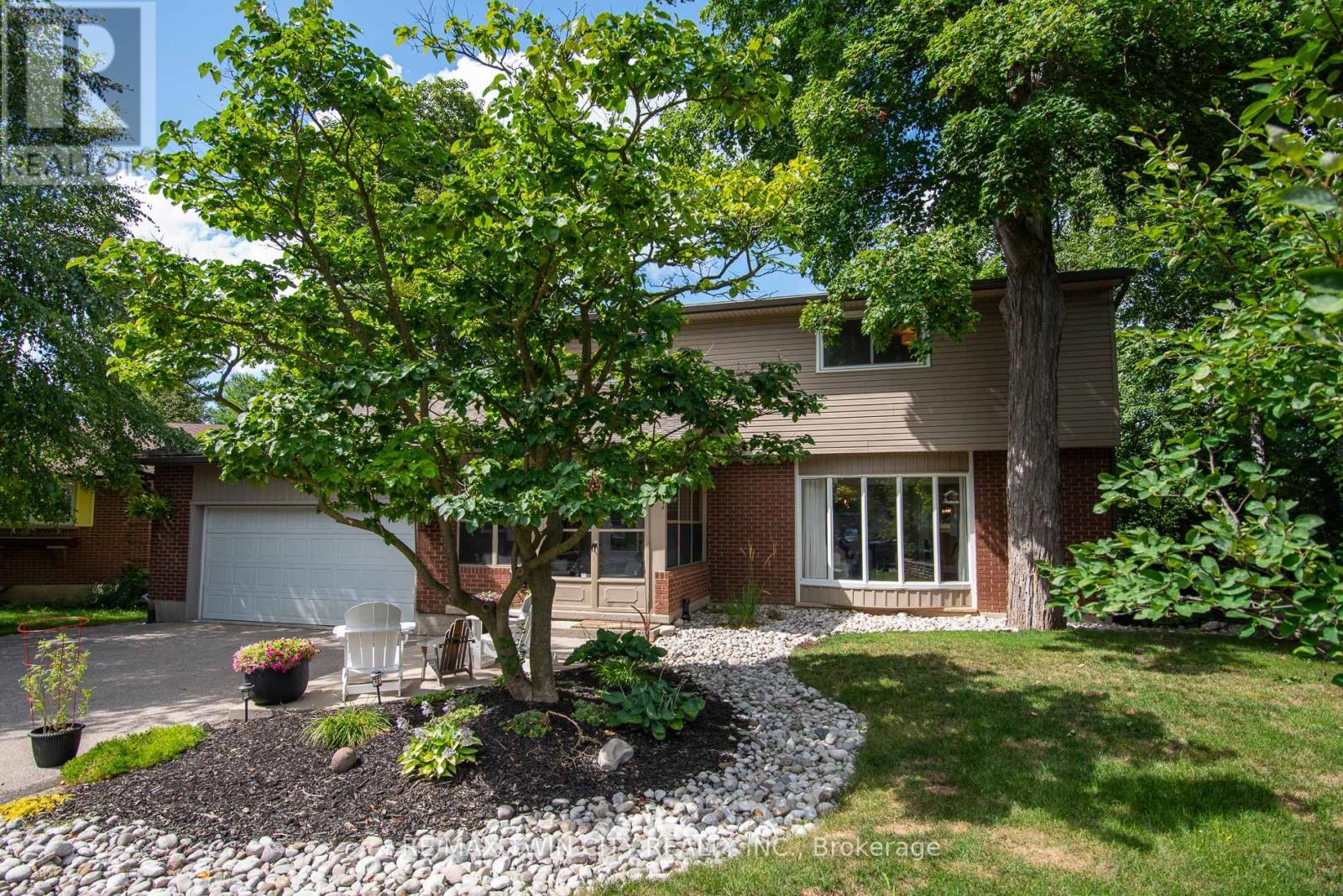 51 Murrayhill Court, Kitchener, Ontario  N2E 1N8 - Photo 2 - X13699026