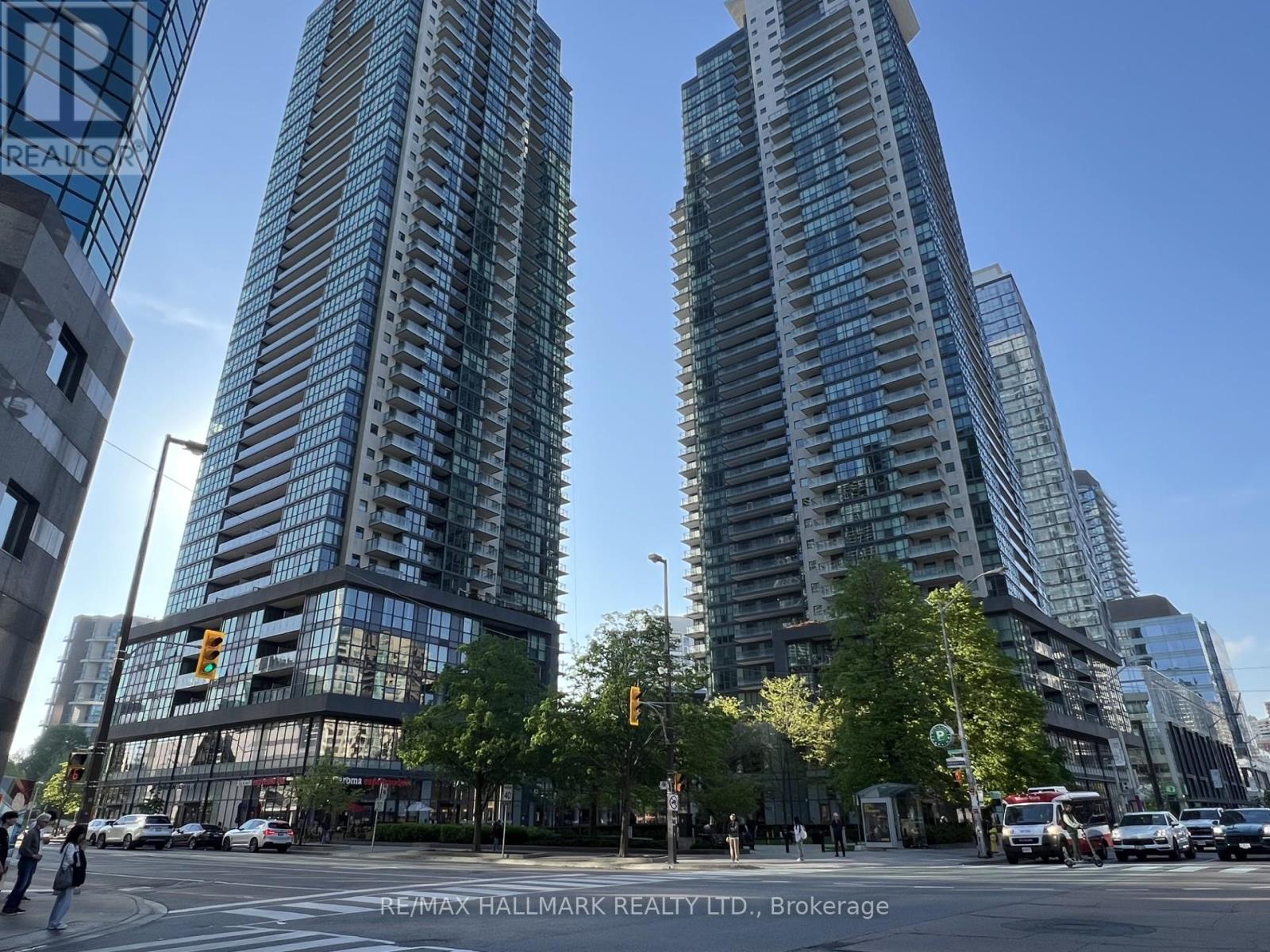 <div class="slider-price">$609,900</div><p>607 - 5162 Yonge Street, Toronto, Ontario</p>