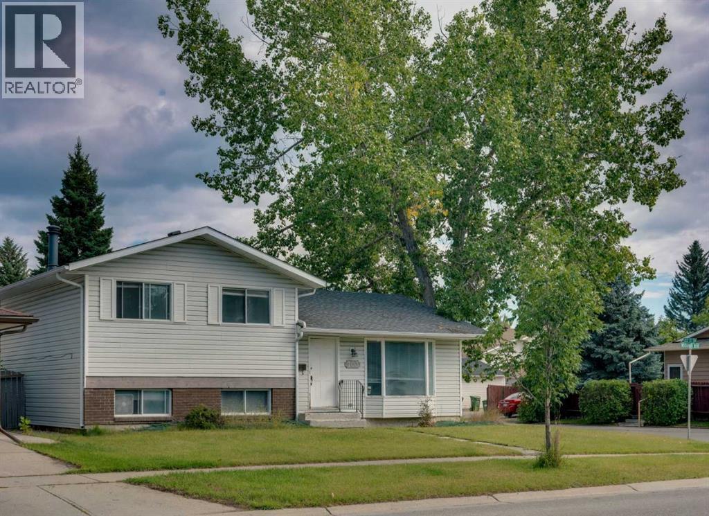 703 Woodpark Boulevard SW, calgary, Alberta