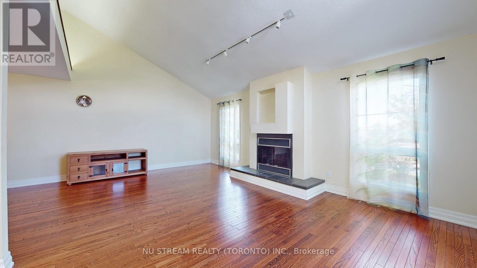 15 Bond Crescent, Richmond Hill, Ontario L4E 3K2 - Photo 4 - N13699122