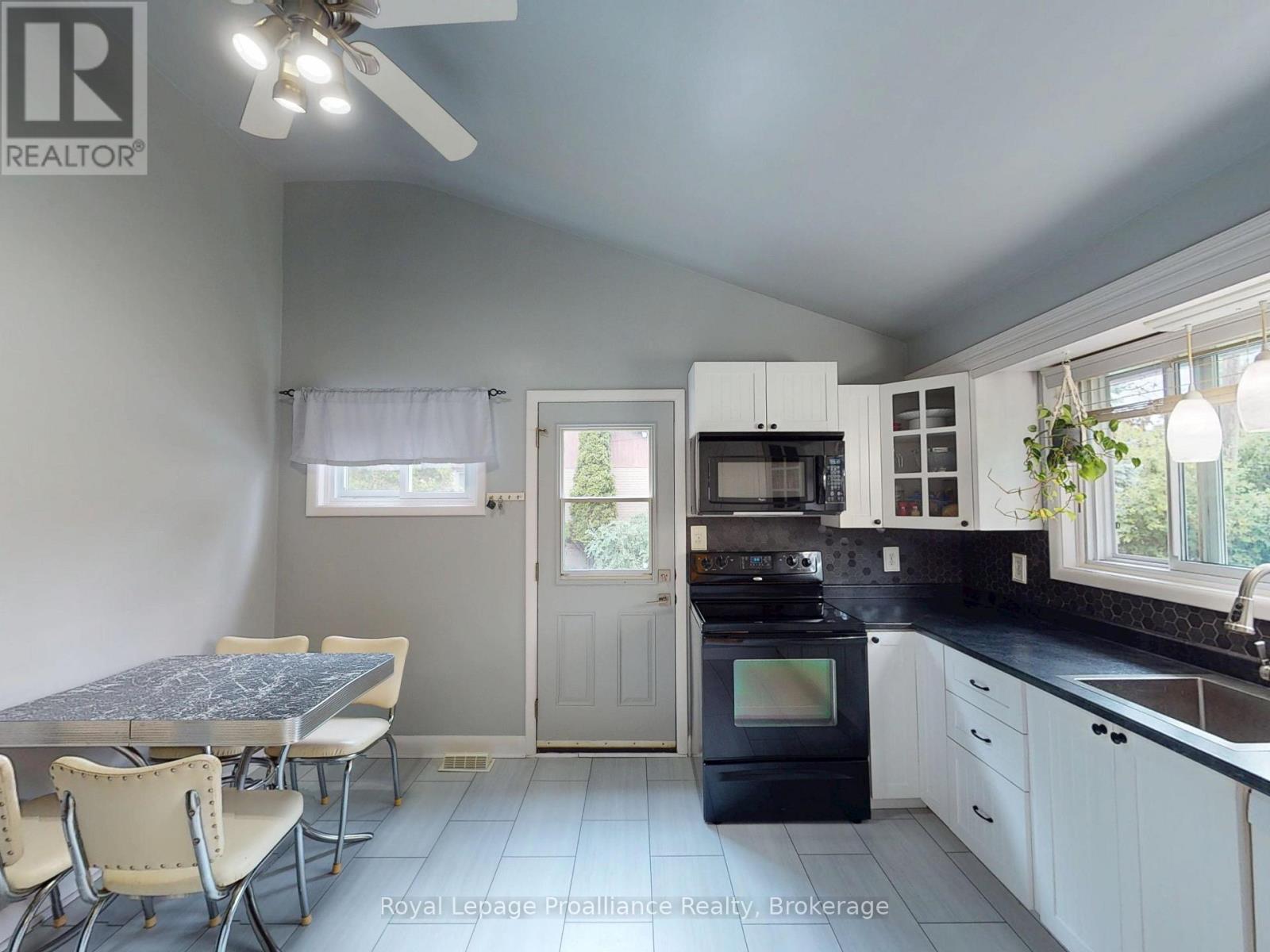 32 Glen Road, Belleville, Ontario  K8P 4G1 - Photo 6 - X13695056