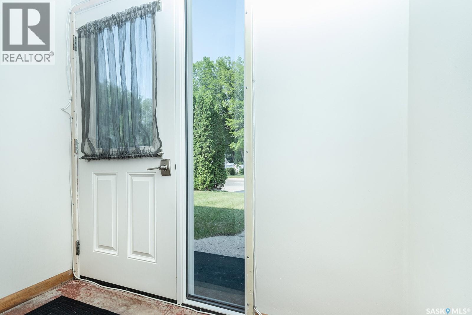 2113 Louise Avenue, Saskatoon, Saskatchewan  S7J 3K2 - Photo 2 - SK046243