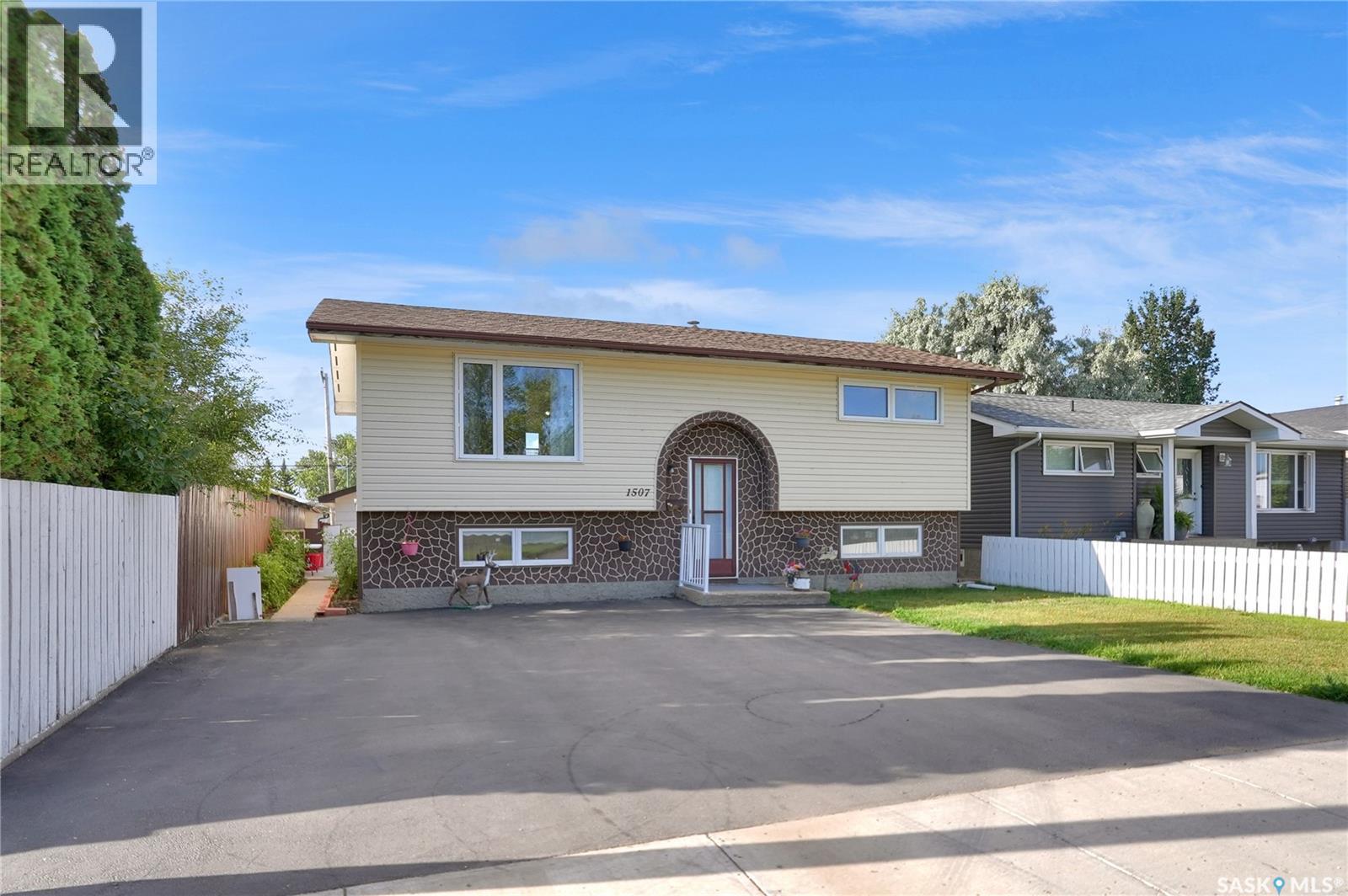 1507 Caribou Street W, Moose Jaw, Saskatchewan  S6H 7N5 - Photo 3 - SK046045
