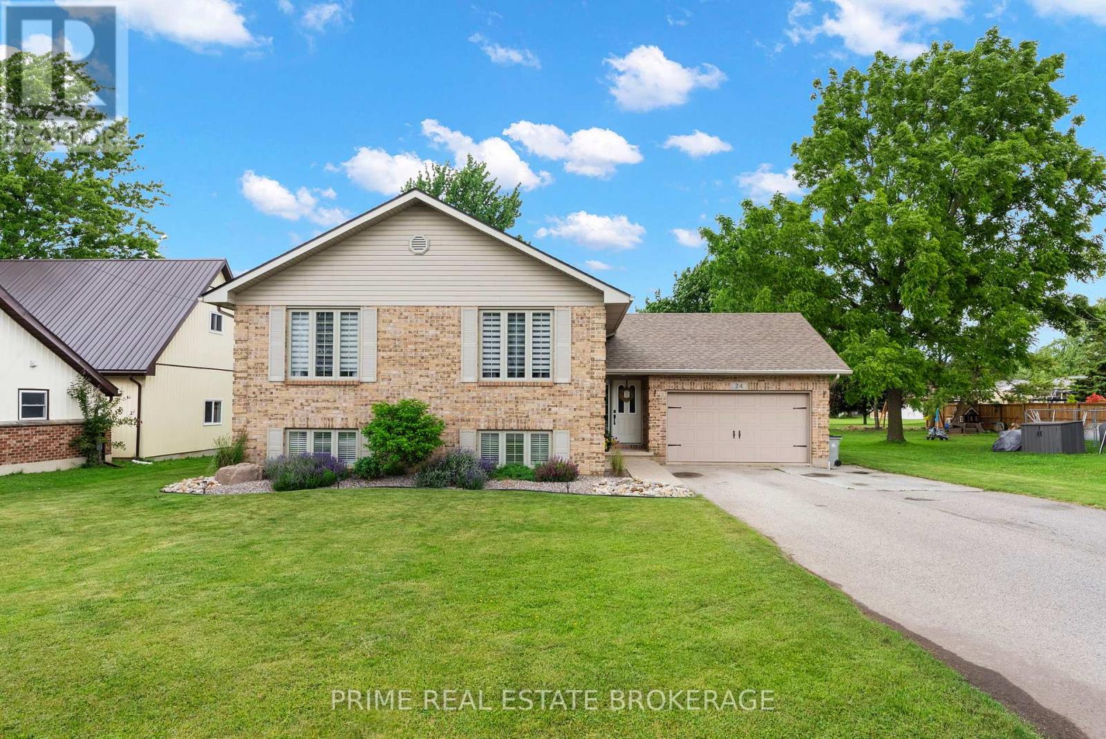 24 Queen Street W, Lambton Shores, Ontario  N0N 1J0 - Photo 1 - X13699350