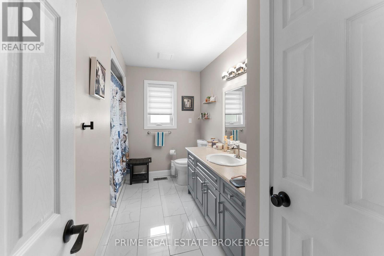 24 Queen Street W, Lambton Shores, Ontario  N0N 1J0 - Photo 12 - X13699350
