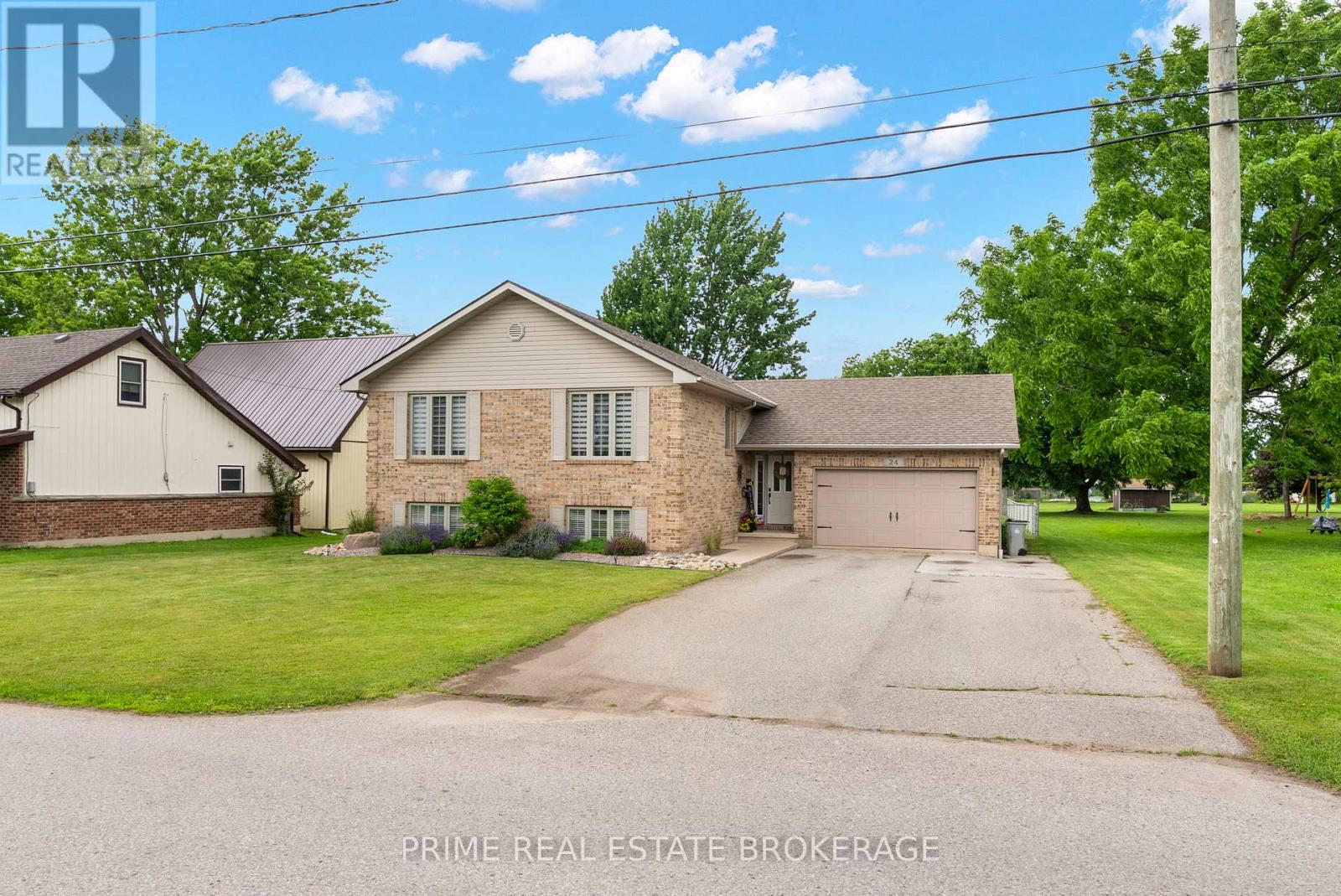 24 Queen Street W, Lambton Shores, Ontario  N0N 1J0 - Photo 2 - X13699350