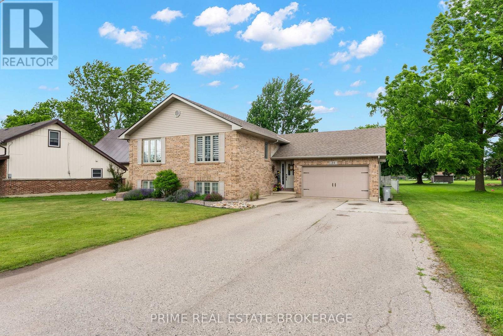 24 Queen Street W, Lambton Shores, Ontario  N0N 1J0 - Photo 48 - X13699350