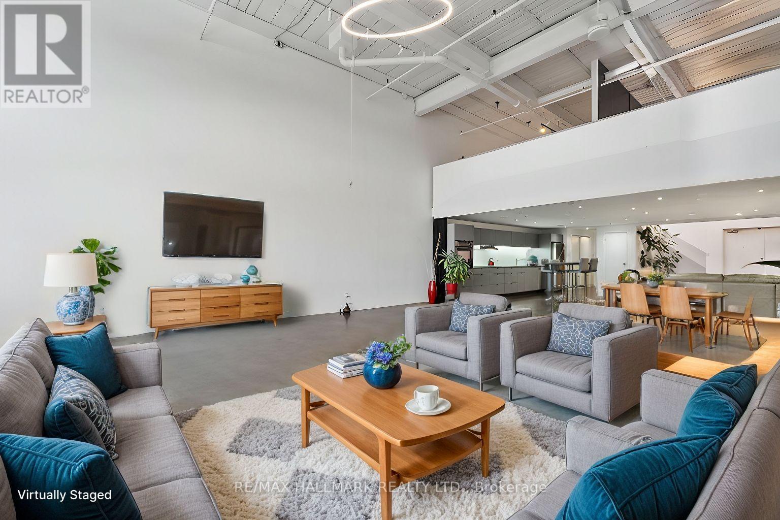 <div class="slider-price">$1,398,000</div><p>226 - 1173 Dundas Street E, Toronto, Ontario</p>