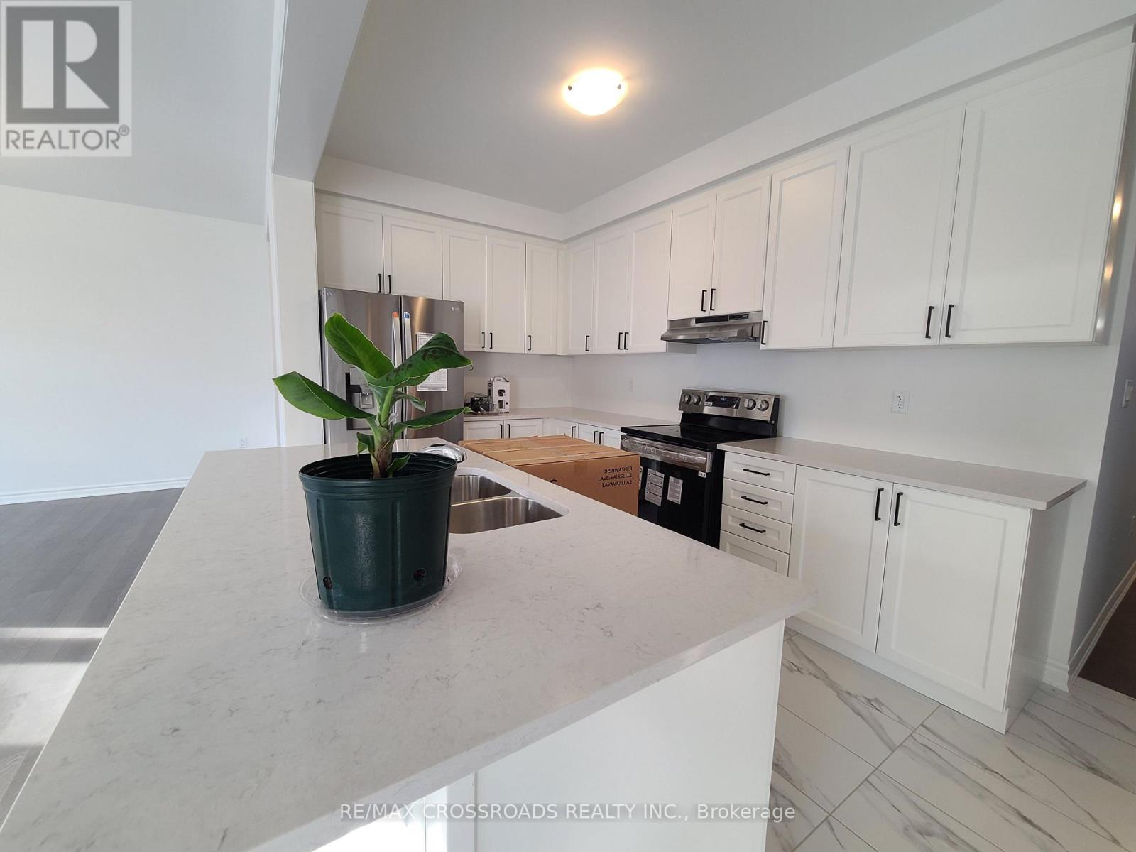 2916 Scotch Pine Lane, Pickering, Ontario L1X 0N9 - Photo 2 - E13699250