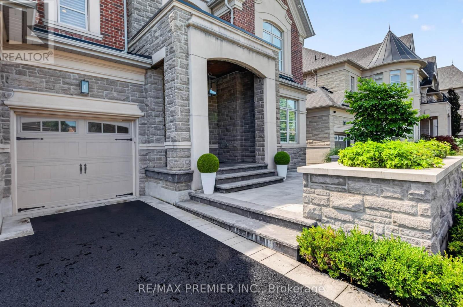 31 Sarracini Crescent, Vaughan, Ontario  L4L 3S9 - Photo 2 - N13699222