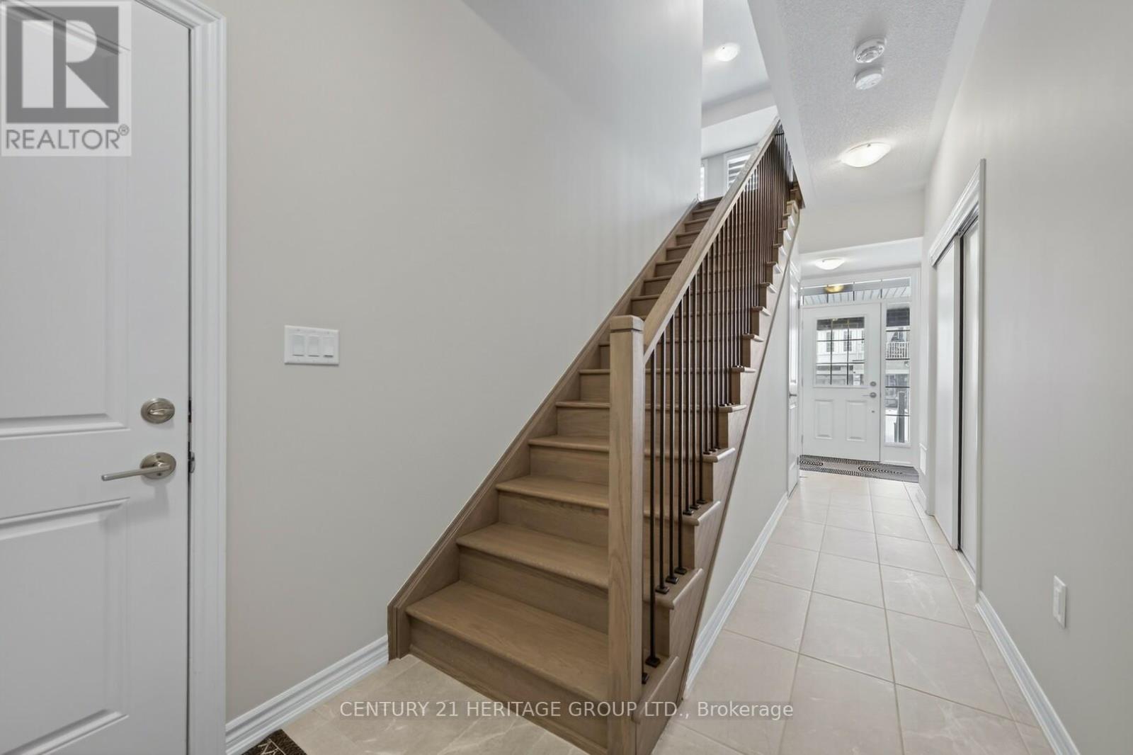 6 Mel Irving Drive, Bradford West Gwillimbury, Ontario  L3Z 4P1 - Photo 4 - N13699240