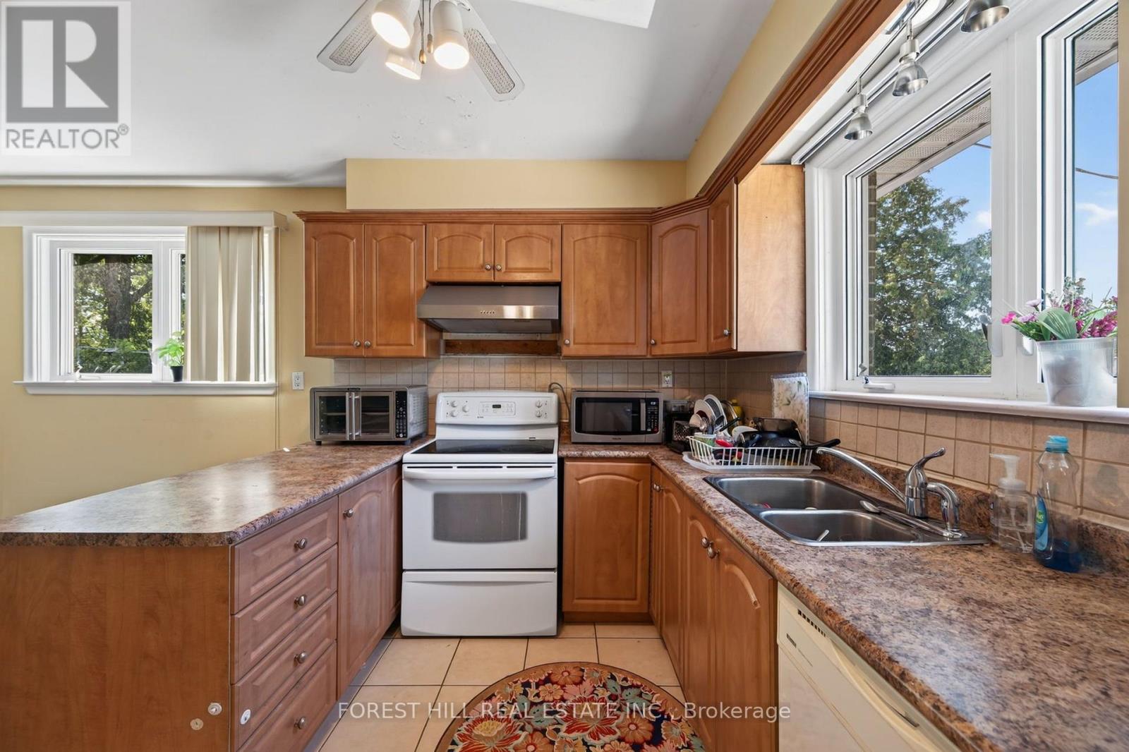 361 Blue Grass Boulevard, Richmond Hill, Ontario  L4C 3H3 - Photo 4 - N13699270