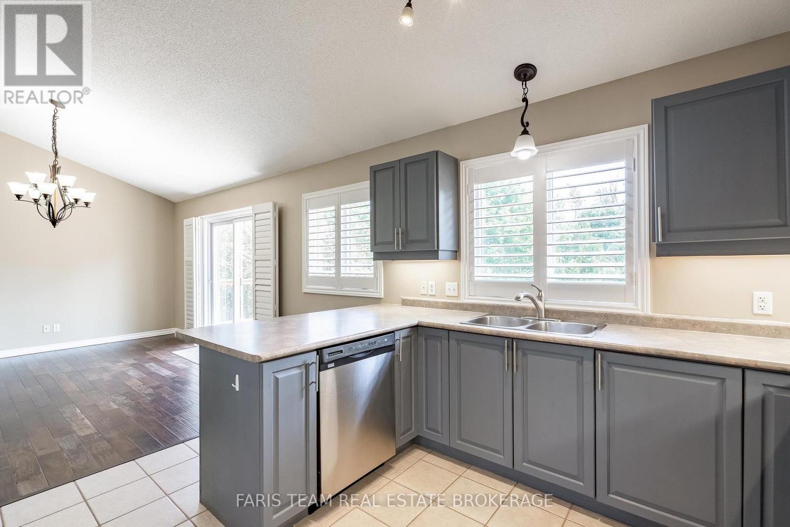 27 Bachly Avenue, Oro-Medonte (Moonstone), Ontario  L0K 1N0 - Photo 8 - S13699298