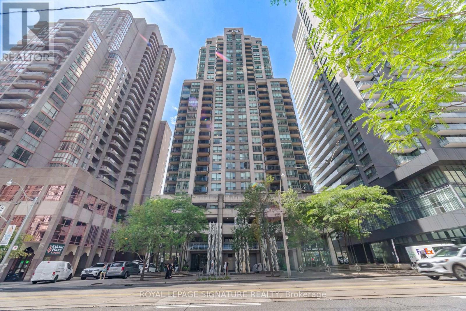 <div class="slider-price">$889,000</div><p>3603 - 750 Bay Street, Toronto, Ontario</p>