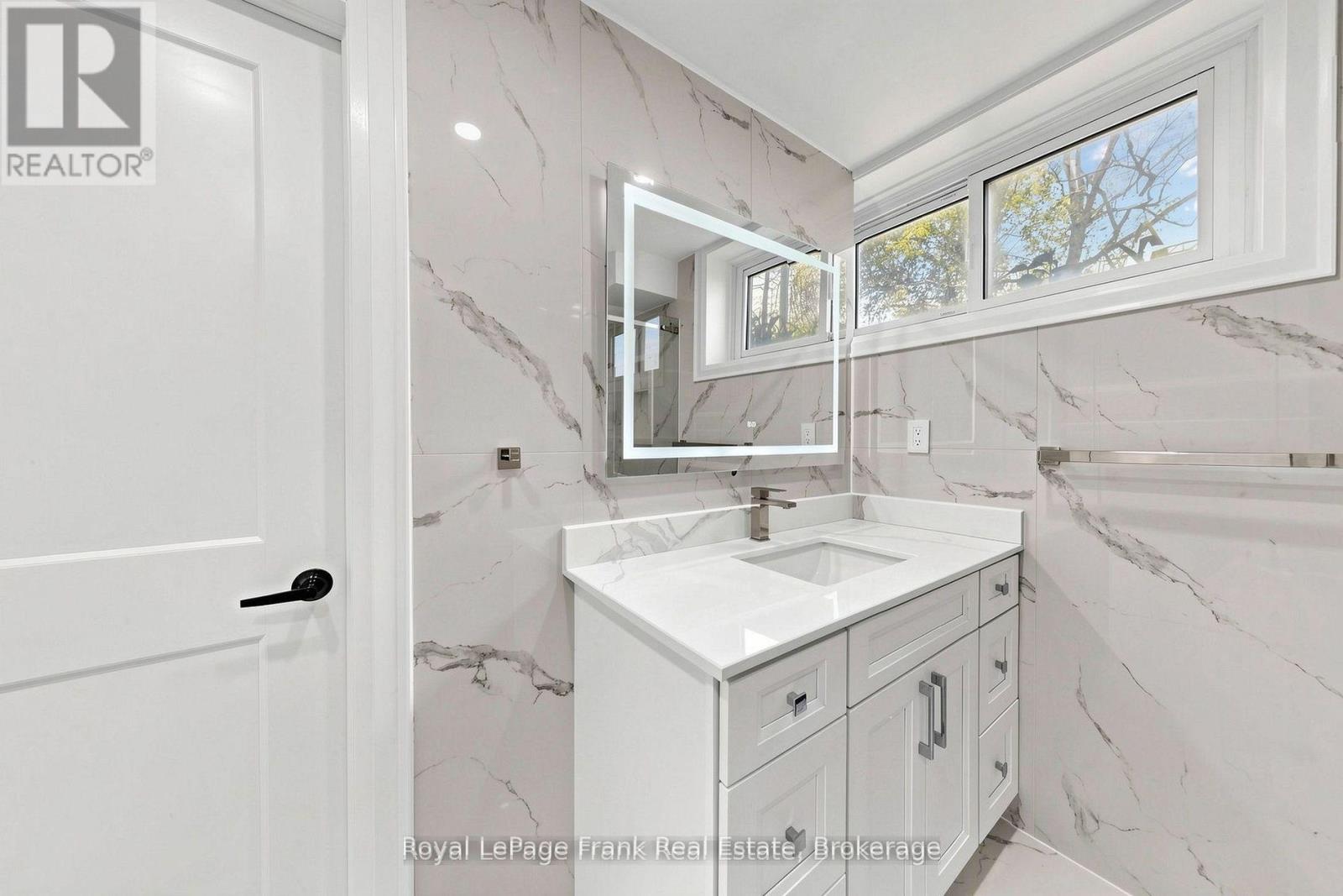 344 Rossland Road E, Oshawa, Ontario  L1G 2X1 - Photo 36 - E13699676