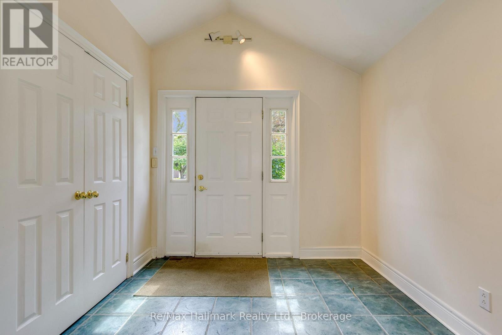 235 Tweedsdale Crescent, Oakville, Ontario  L6L 4P8 - Photo 4 - W13699396
