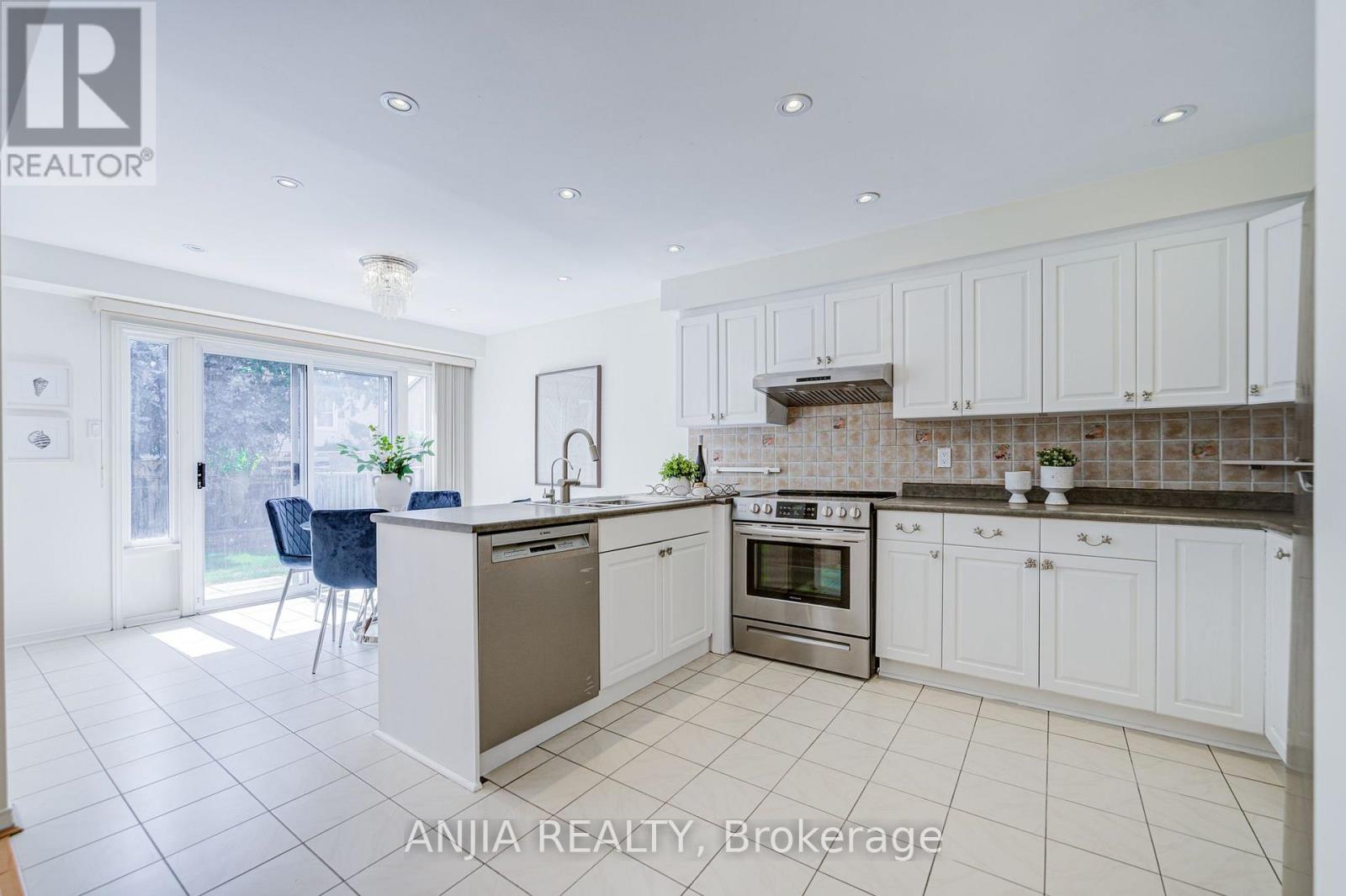 123 Chapel Park Square, Toronto, Ontario  M1V 2S3 - Photo 15 - E13699548