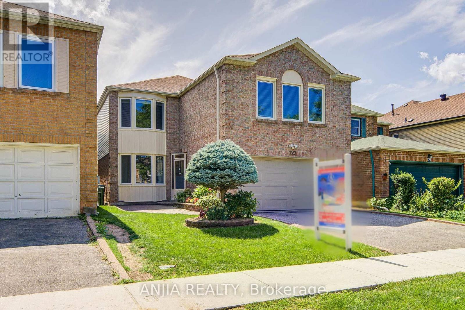 123 Chapel Park Square, Toronto, Ontario  M1V 2S3 - Photo 2 - E13699548