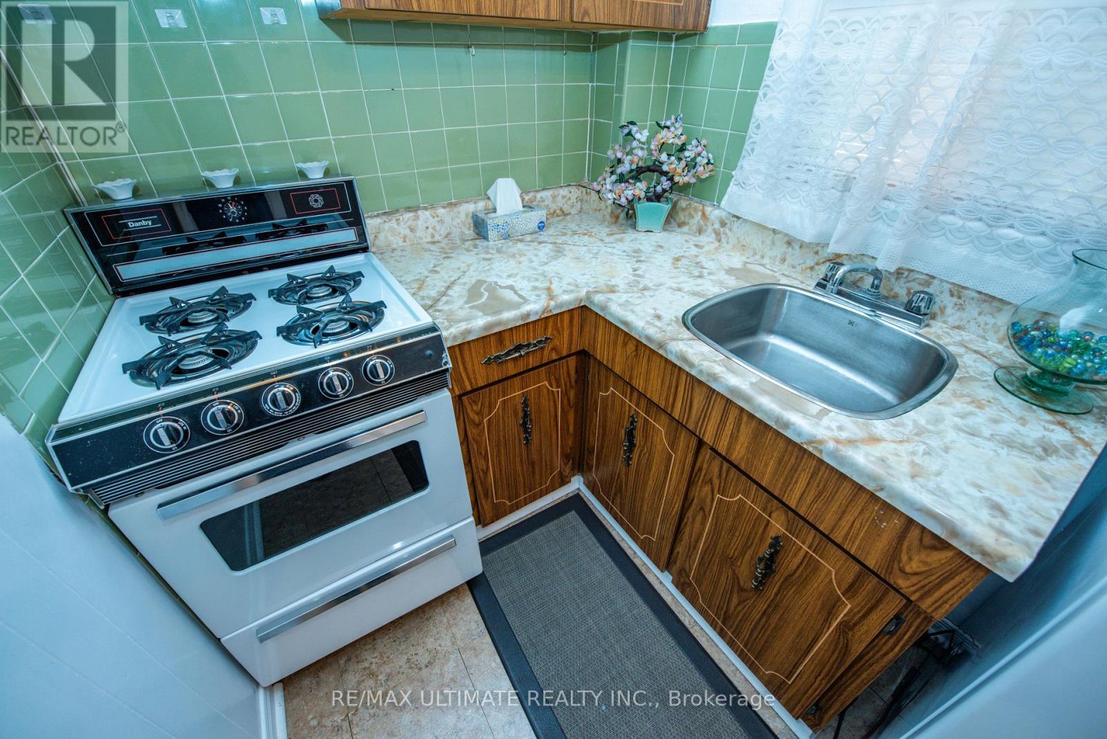 127 Salem Avenue, Toronto, Ontario  M6H 3C4 - Photo 18 - W13699394