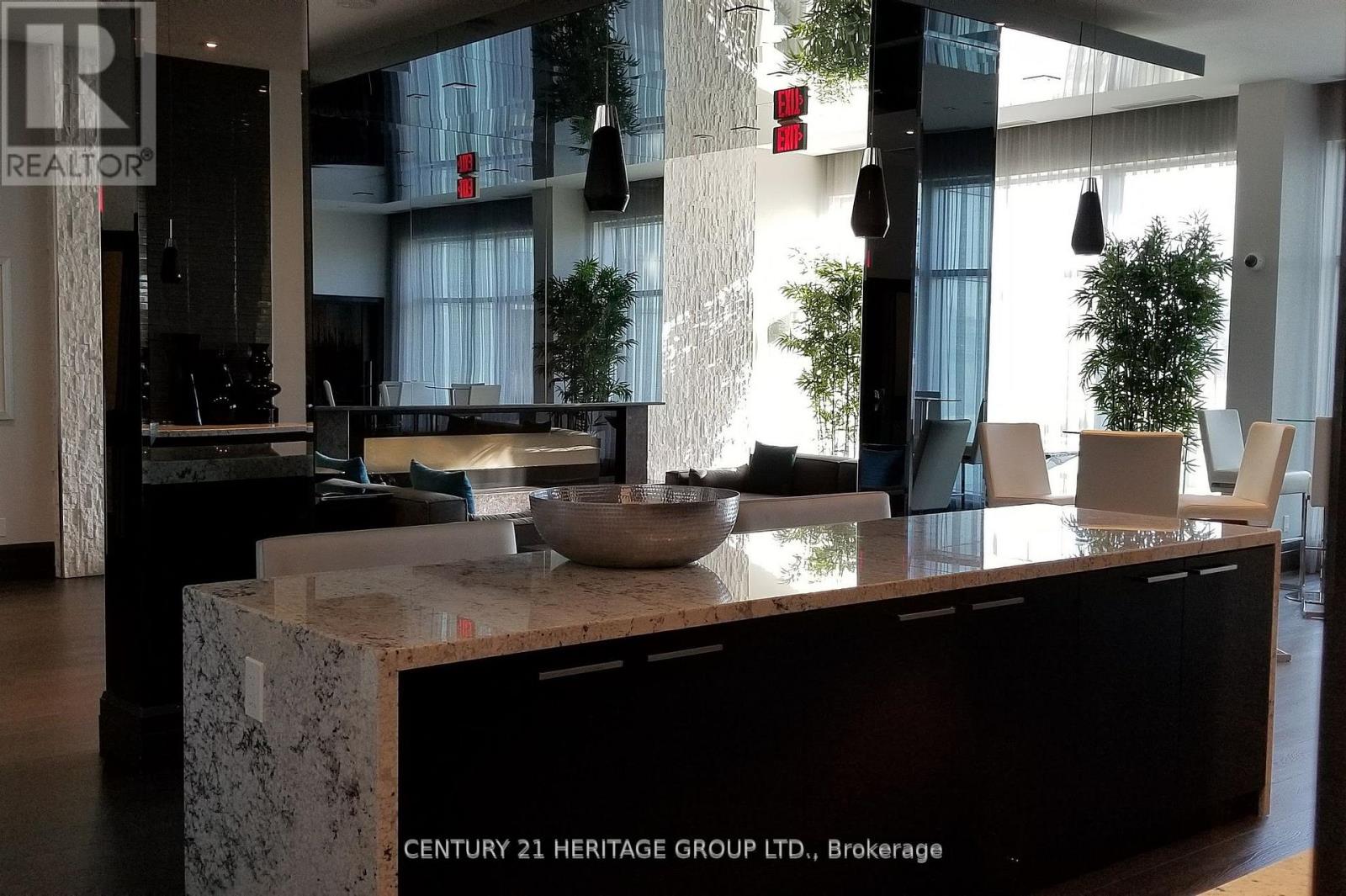 1706 - 55 Speers Road, Oakville, Ontario  L6K 3R6 - Photo 2 - W13699564