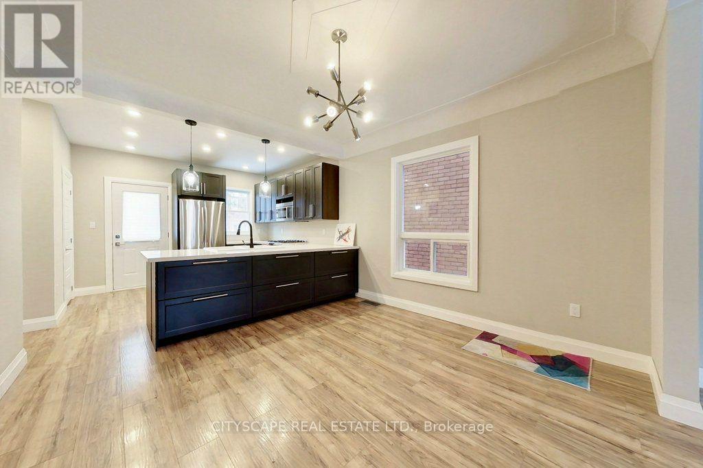 39 Holton Avenue N, Hamilton, Ontario  L8L 6H3 - Photo 2 - X13696598