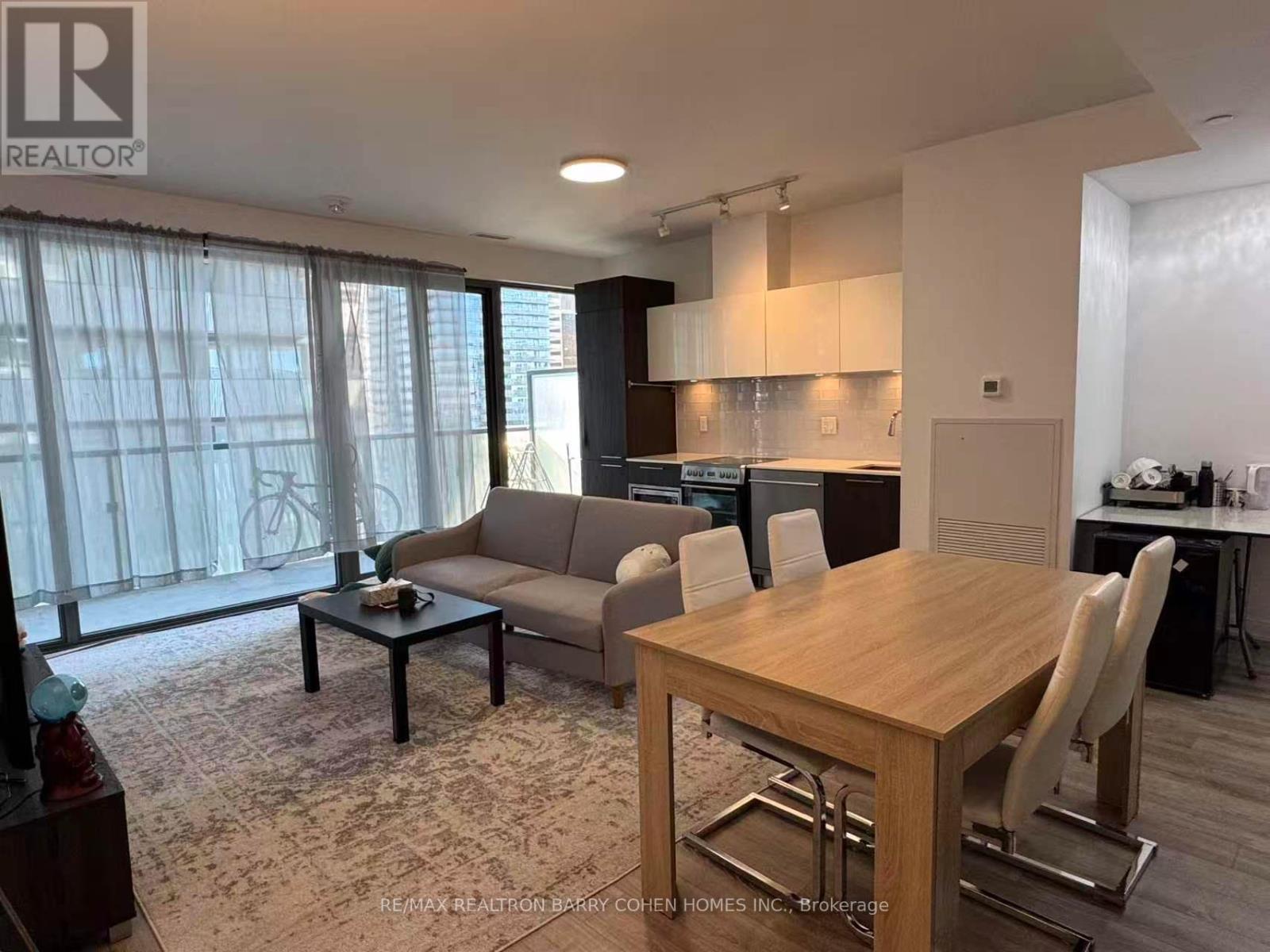 <div class="slider-price">$699,500</div><p>3407 - 50 Charles Street E, Toronto, Ontario</p>