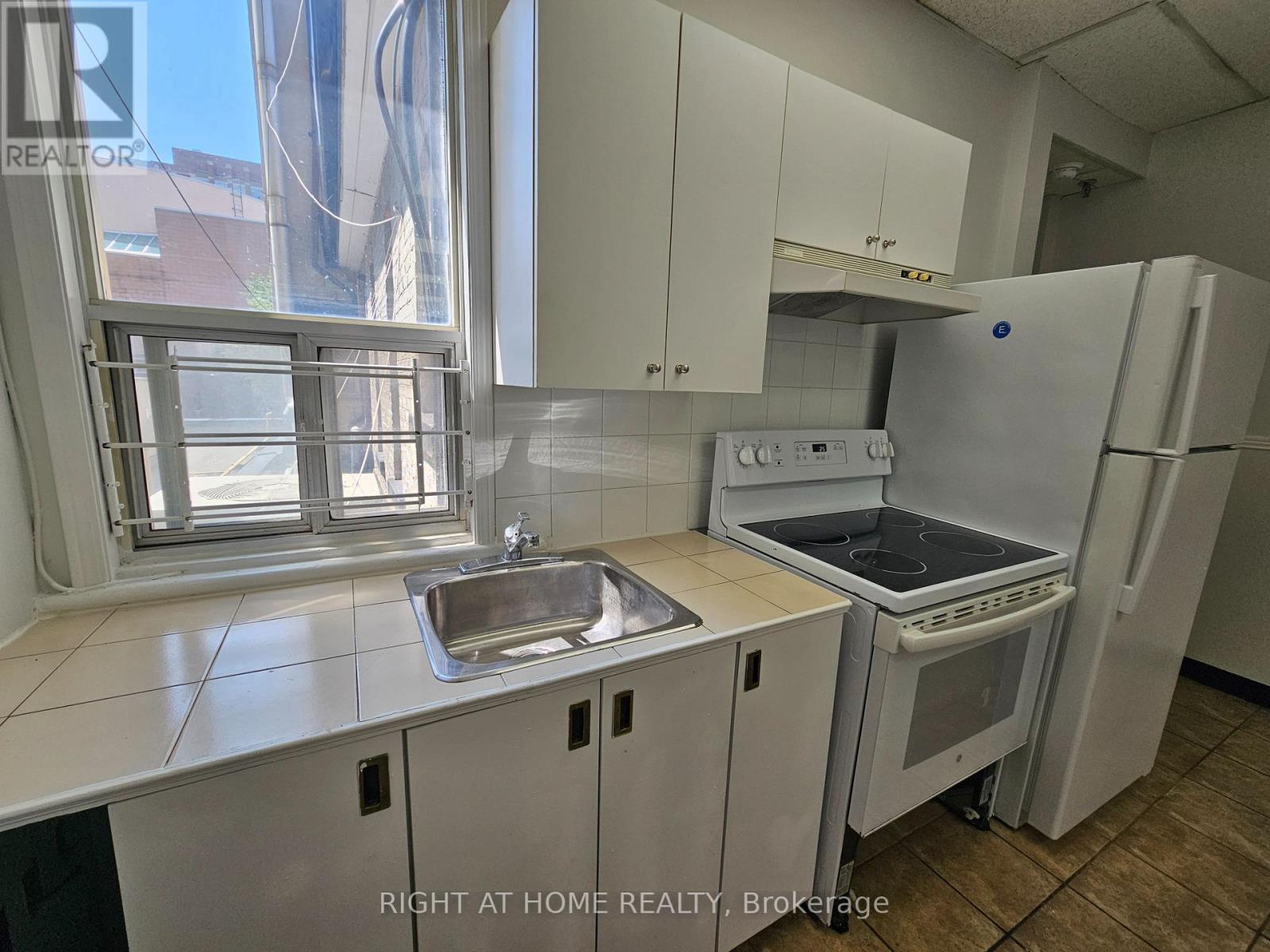 2 - 516 Yonge Street, Toronto, Ontario  M4Y 1X9 - Photo 4 - C13699780