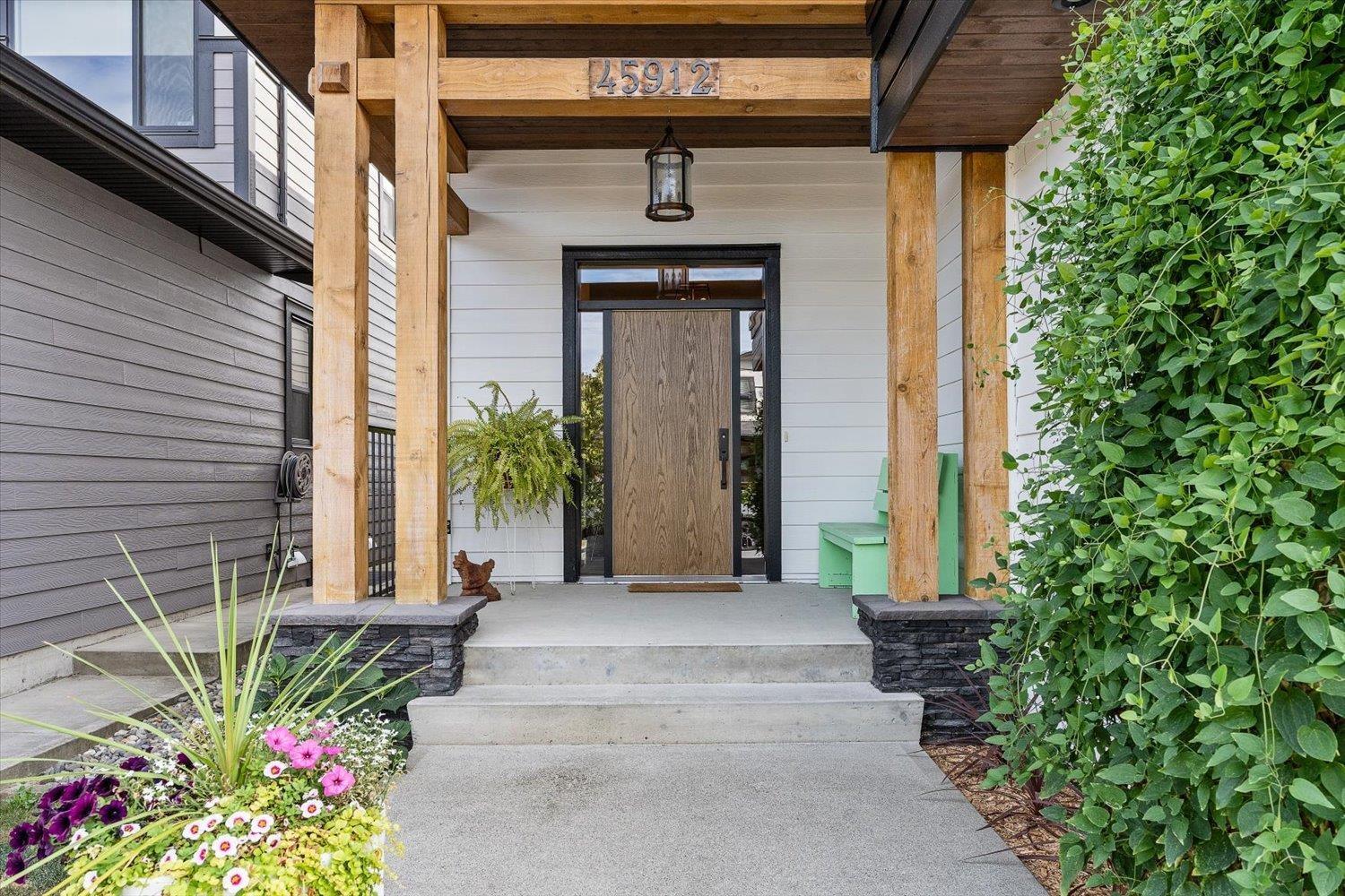 45912 Bogey Place, Sardis South, Chilliwack, British Columbia  V2R 0Z8 - Photo 2 - R3157543